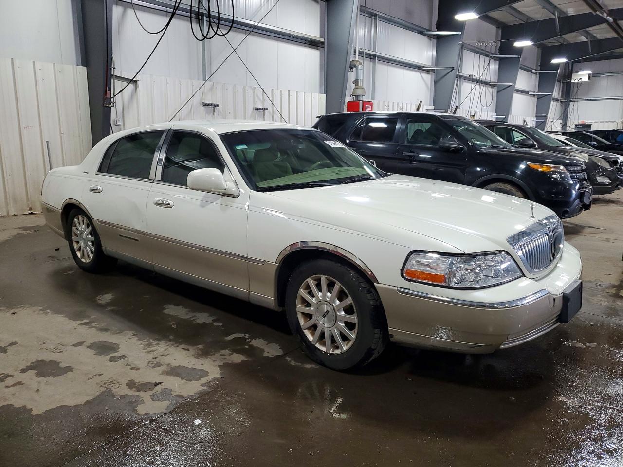 2006 Lincoln Town Car Signature White vin: 1LNHM81V86Y644366
