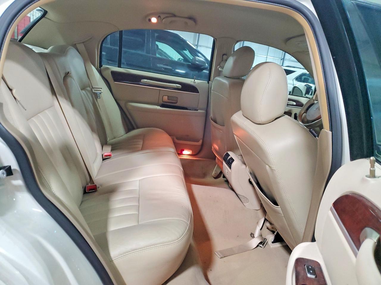 2006 Lincoln Town Car Signature White vin: 1LNHM81V86Y644366