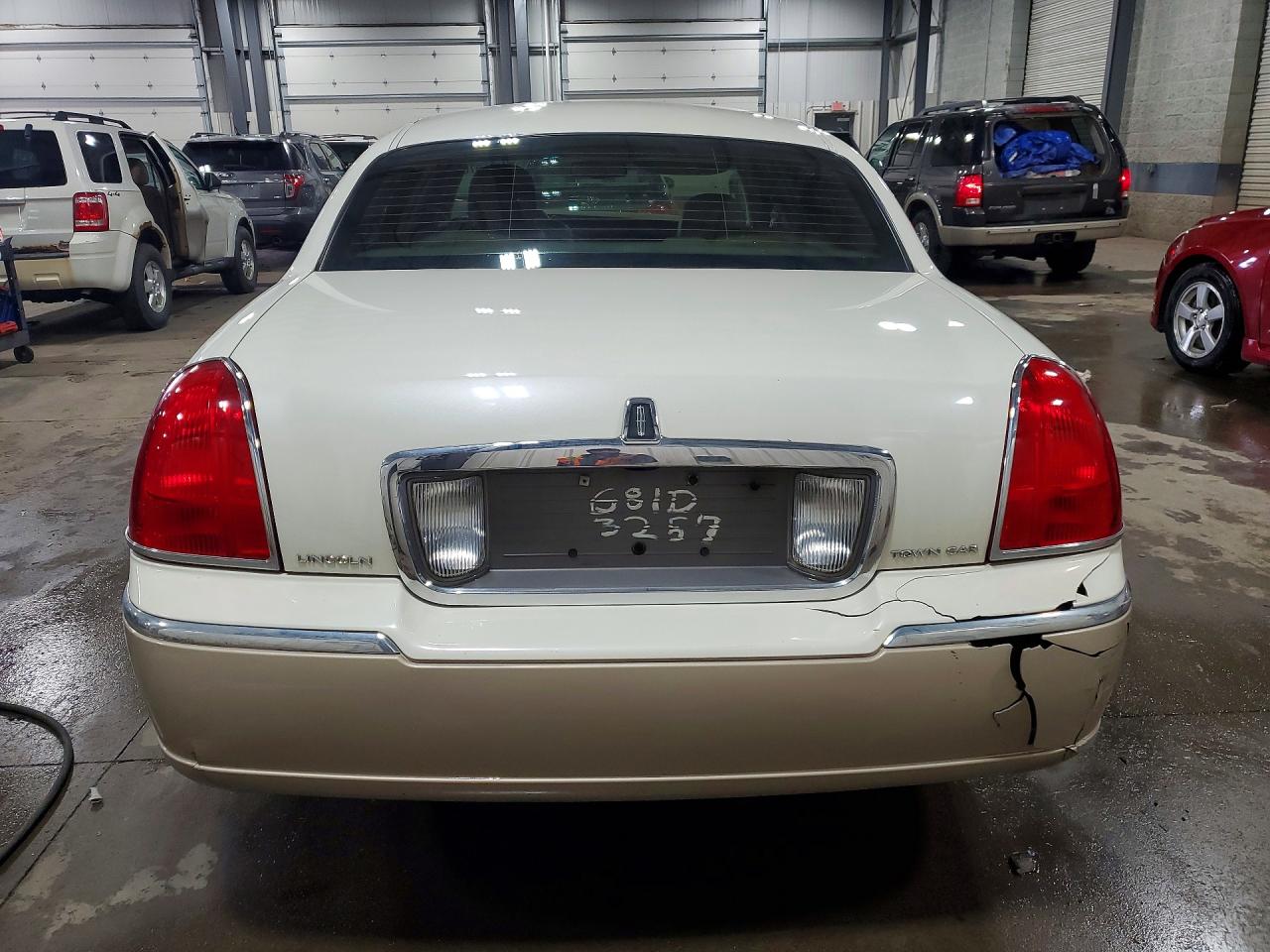 2006 Lincoln Town Car Signature White vin: 1LNHM81V86Y644366