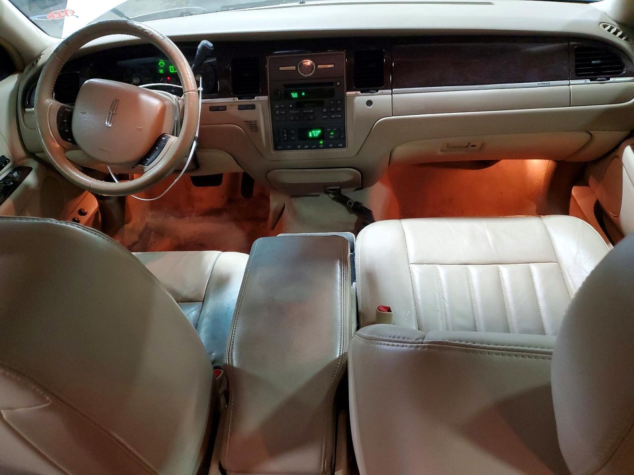 2006 Lincoln Town Car Signature White vin: 1LNHM81V86Y644366
