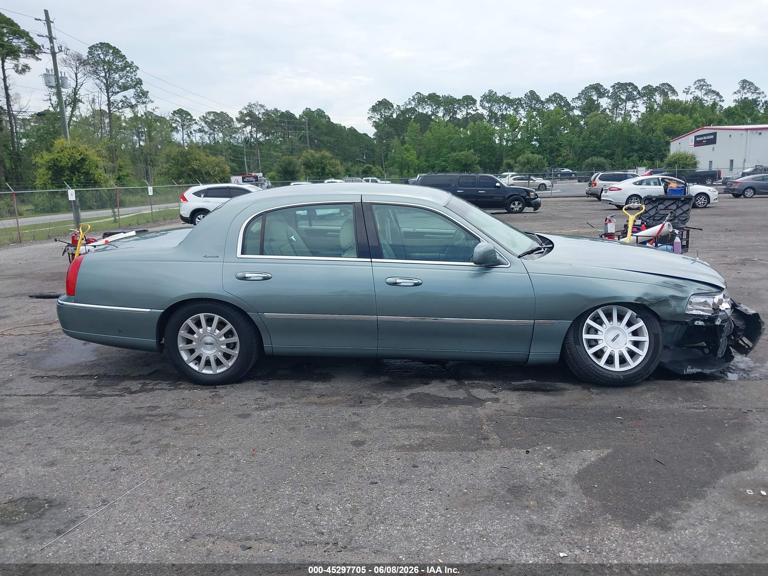 2006 Lincoln Town Car Signature Blue vin: 1LNHM81V86Y645601