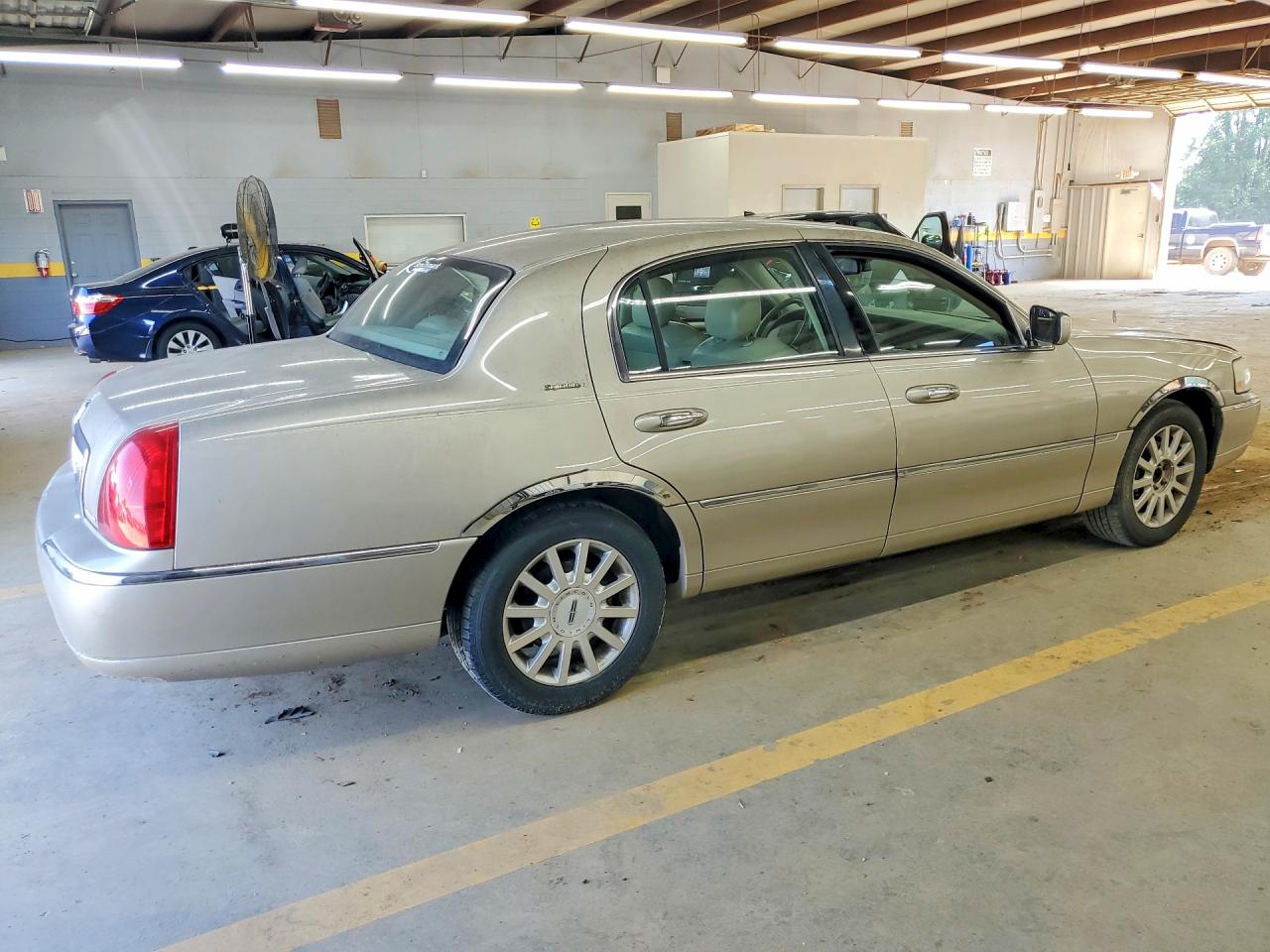 2006 Lincoln Town Car Signature Tan vin: 1LNHM81V96Y648832