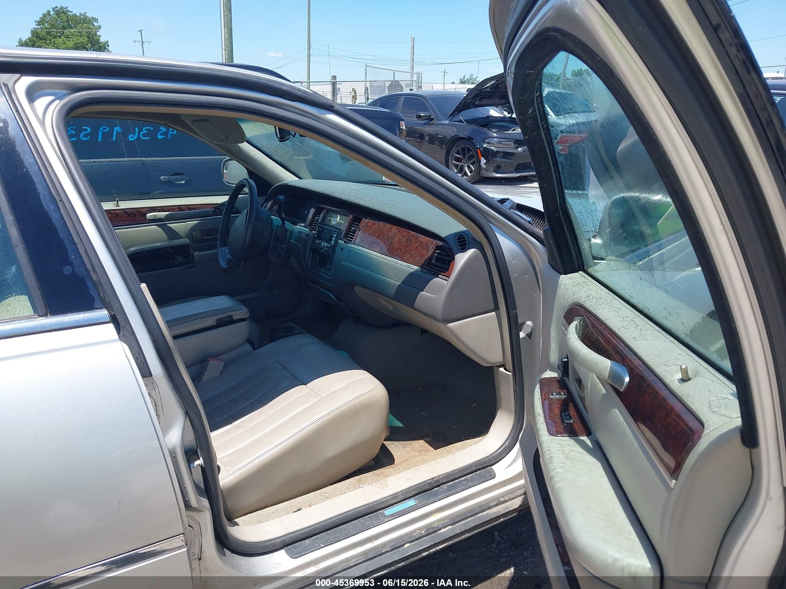 2007 Lincoln Town Car Signature Silver vin: 1LNHM81V97Y629103