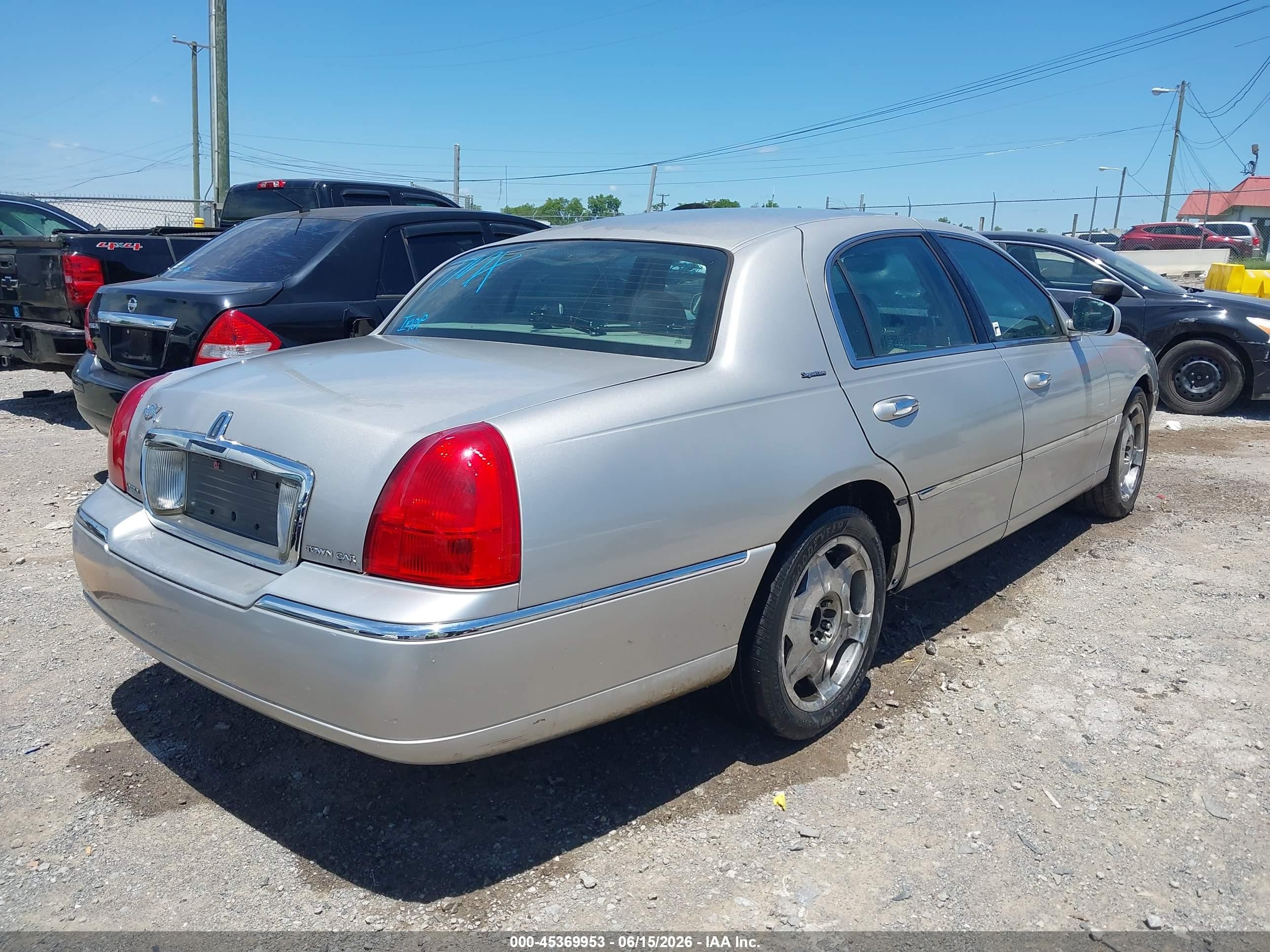 2007 Lincoln Town Car Signature Silver vin: 1LNHM81V97Y629103
