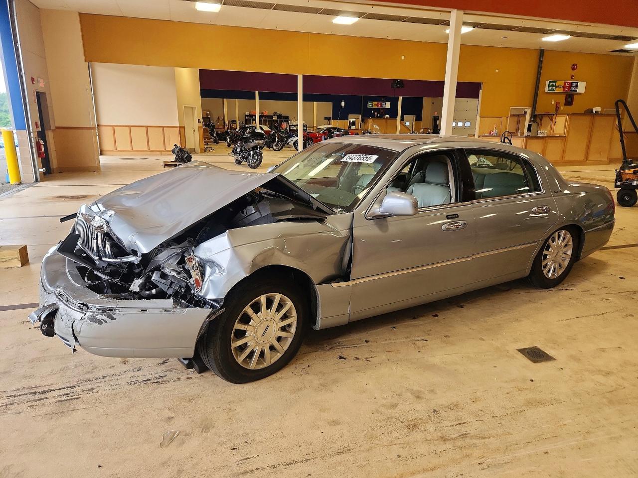 2006 Lincoln Town Car Signature Silver vin: 1LNHM81VX6Y633403
