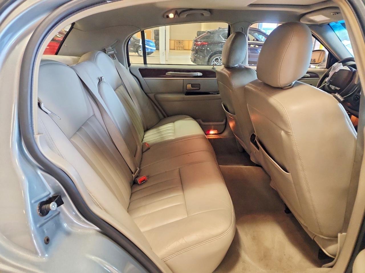 2006 Lincoln Town Car Signature Silver vin: 1LNHM81VX6Y633403