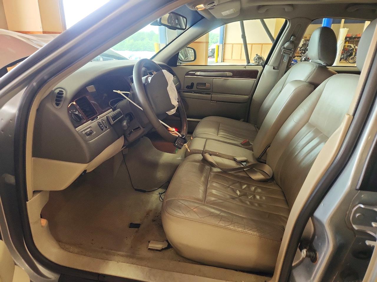 2006 Lincoln Town Car Signature Silver vin: 1LNHM81VX6Y633403