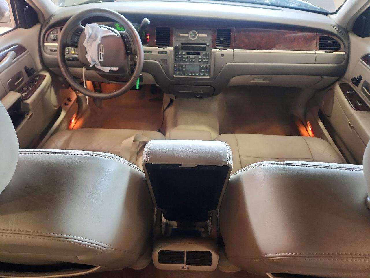 2006 Lincoln Town Car Signature Silver vin: 1LNHM81VX6Y633403