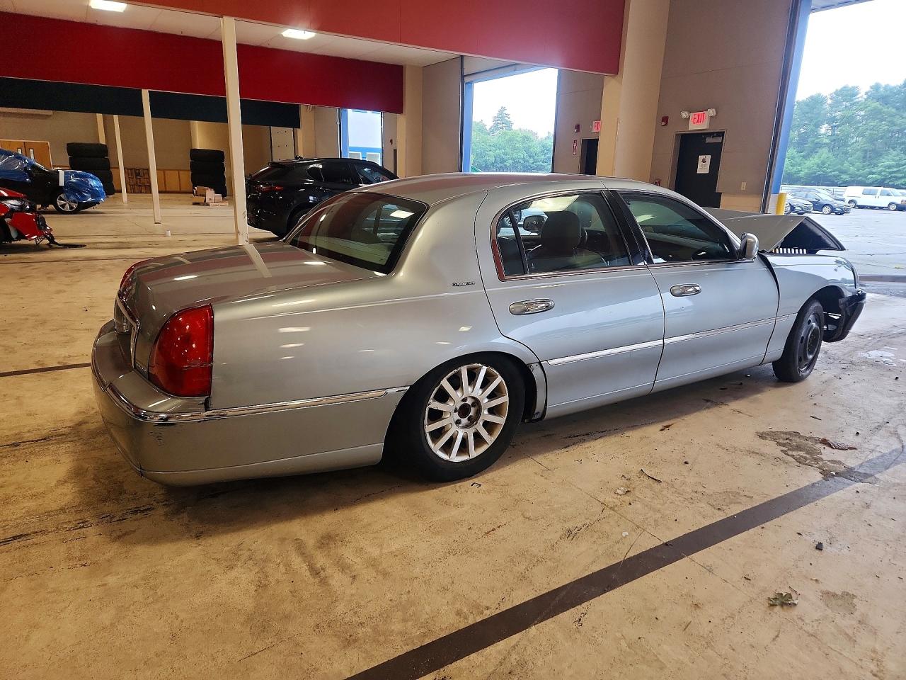 2006 Lincoln Town Car Signature Silver vin: 1LNHM81VX6Y633403