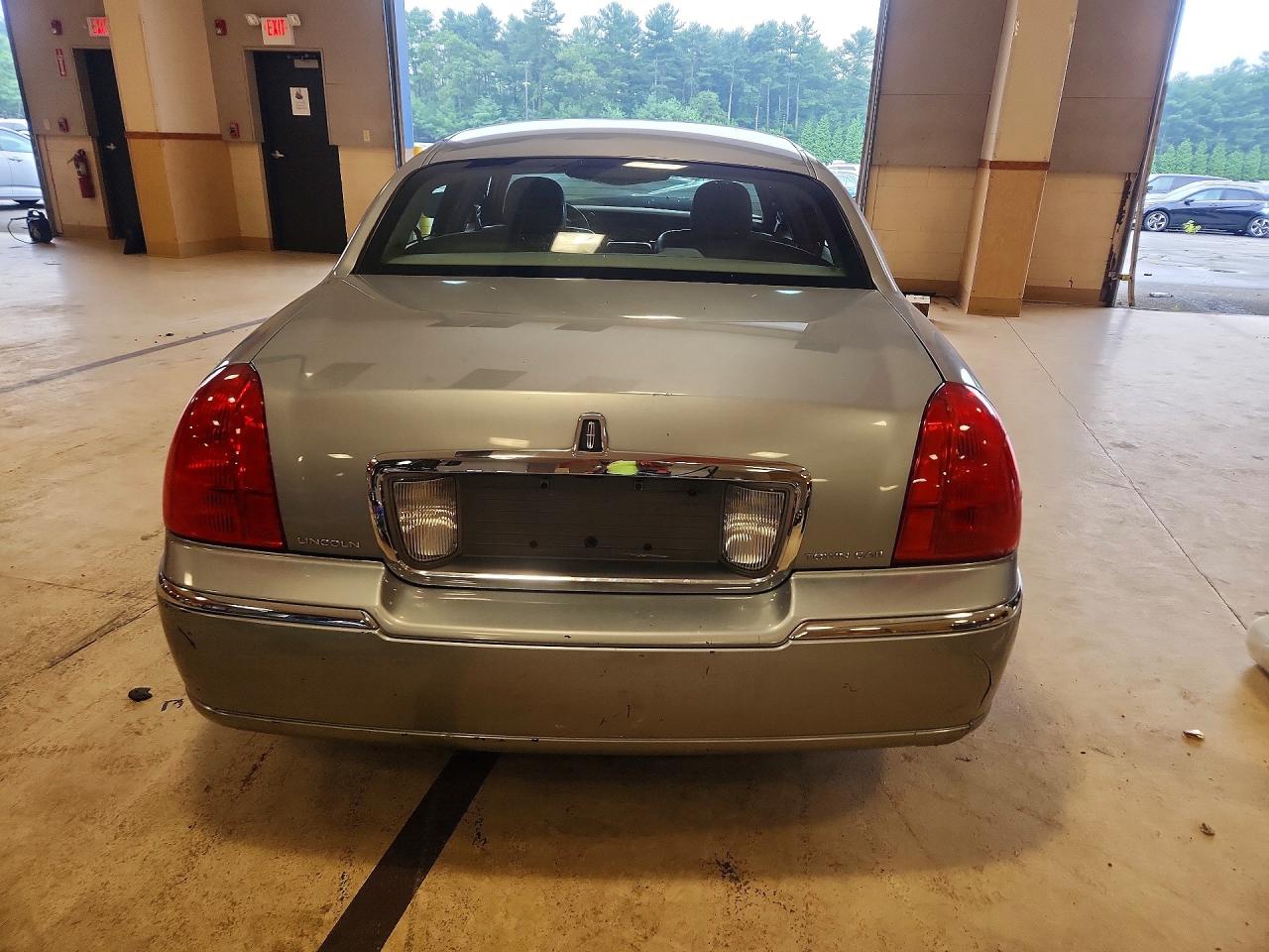 2006 Lincoln Town Car Signature Silver vin: 1LNHM81VX6Y633403