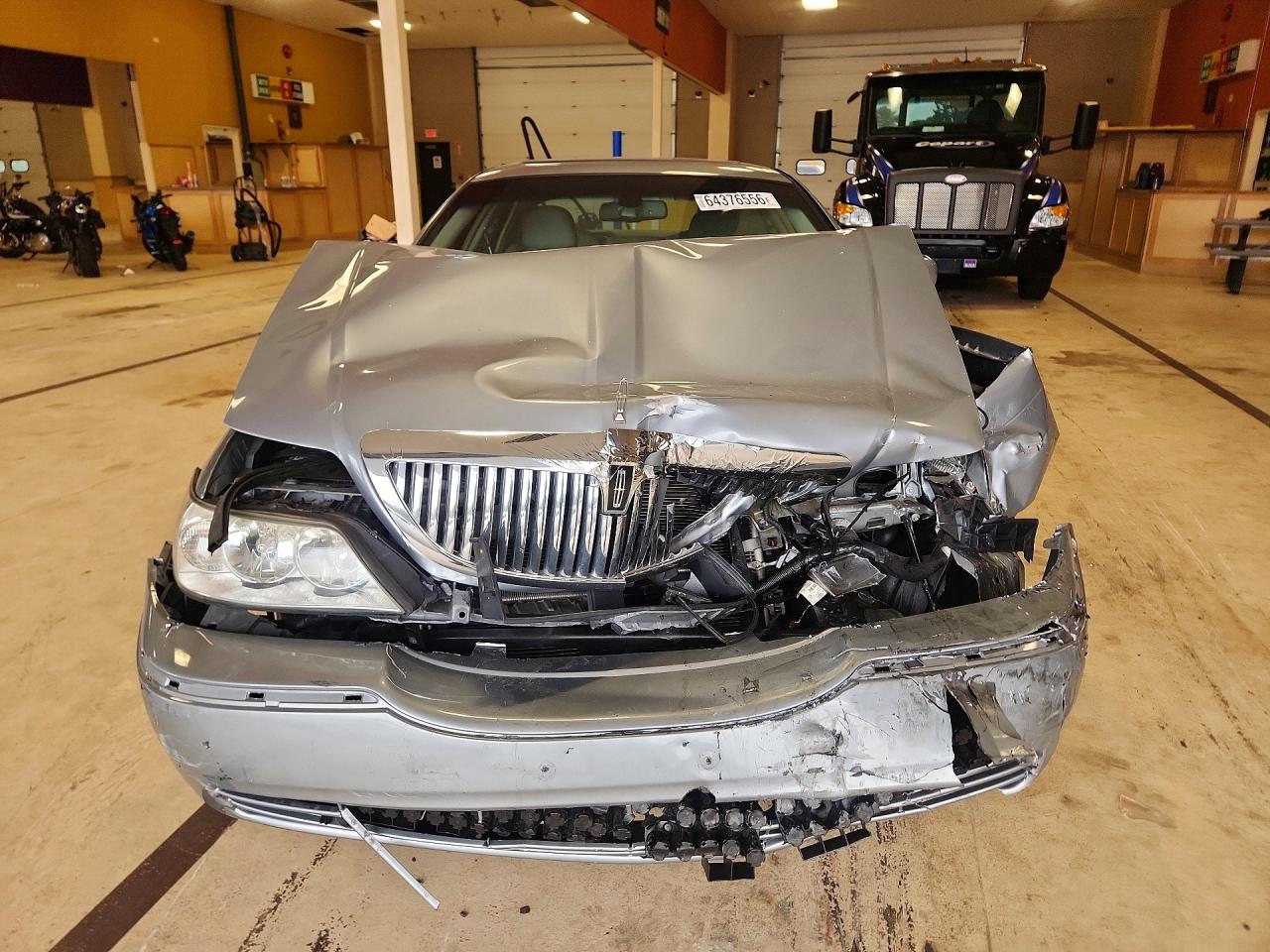 2006 Lincoln Town Car Signature Silver vin: 1LNHM81VX6Y633403