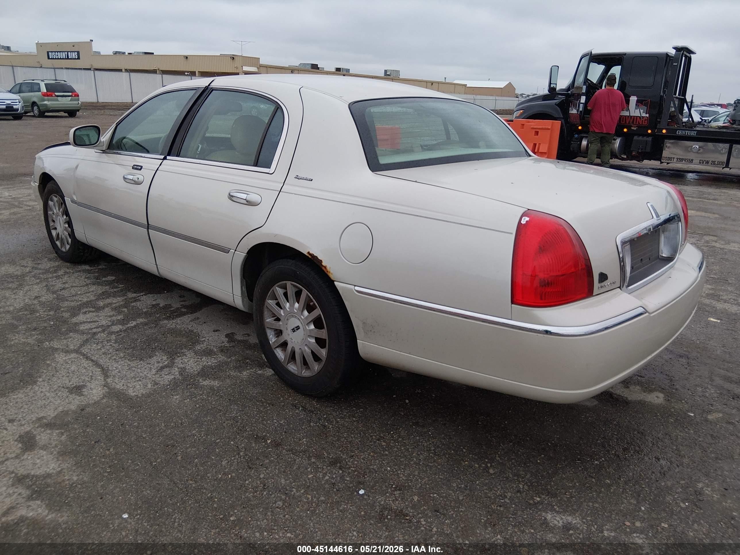 2007 Lincoln Town Car Signature White vin: 1LNHM81VX7Y617235