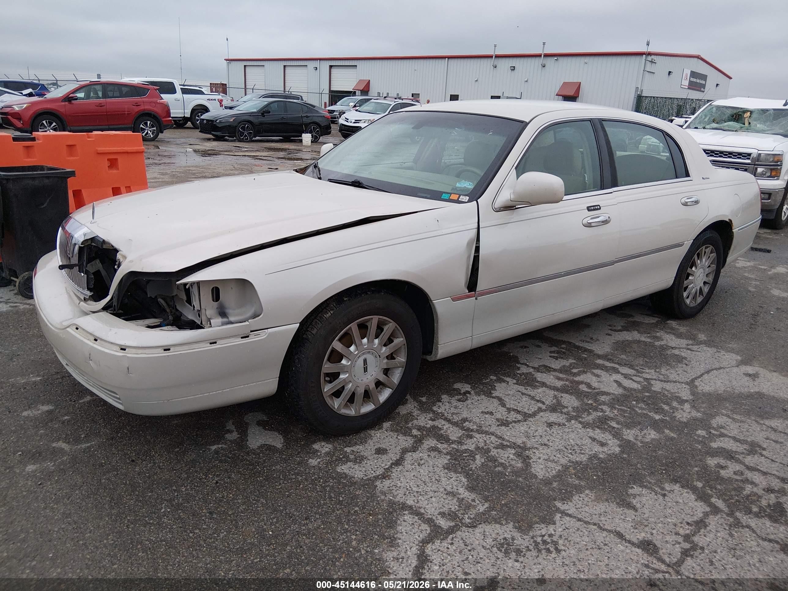 2007 Lincoln Town Car Signature White vin: 1LNHM81VX7Y617235