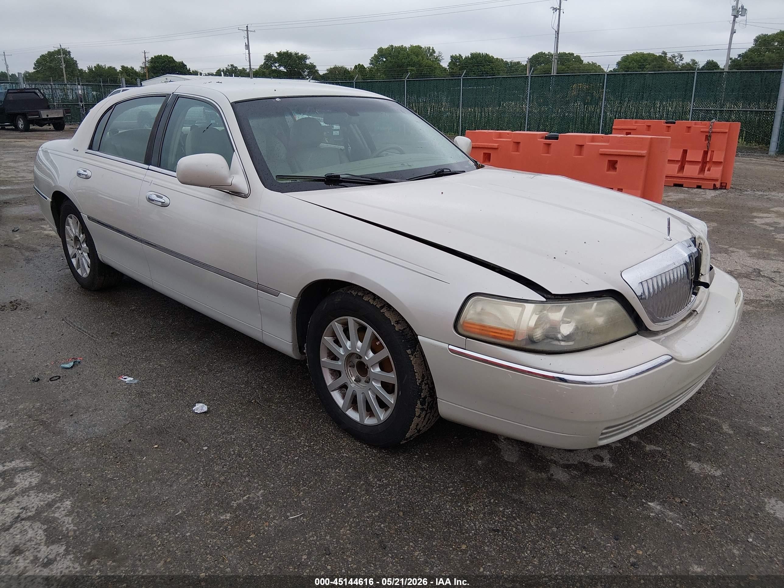 2007 Lincoln Town Car Signature White vin: 1LNHM81VX7Y617235