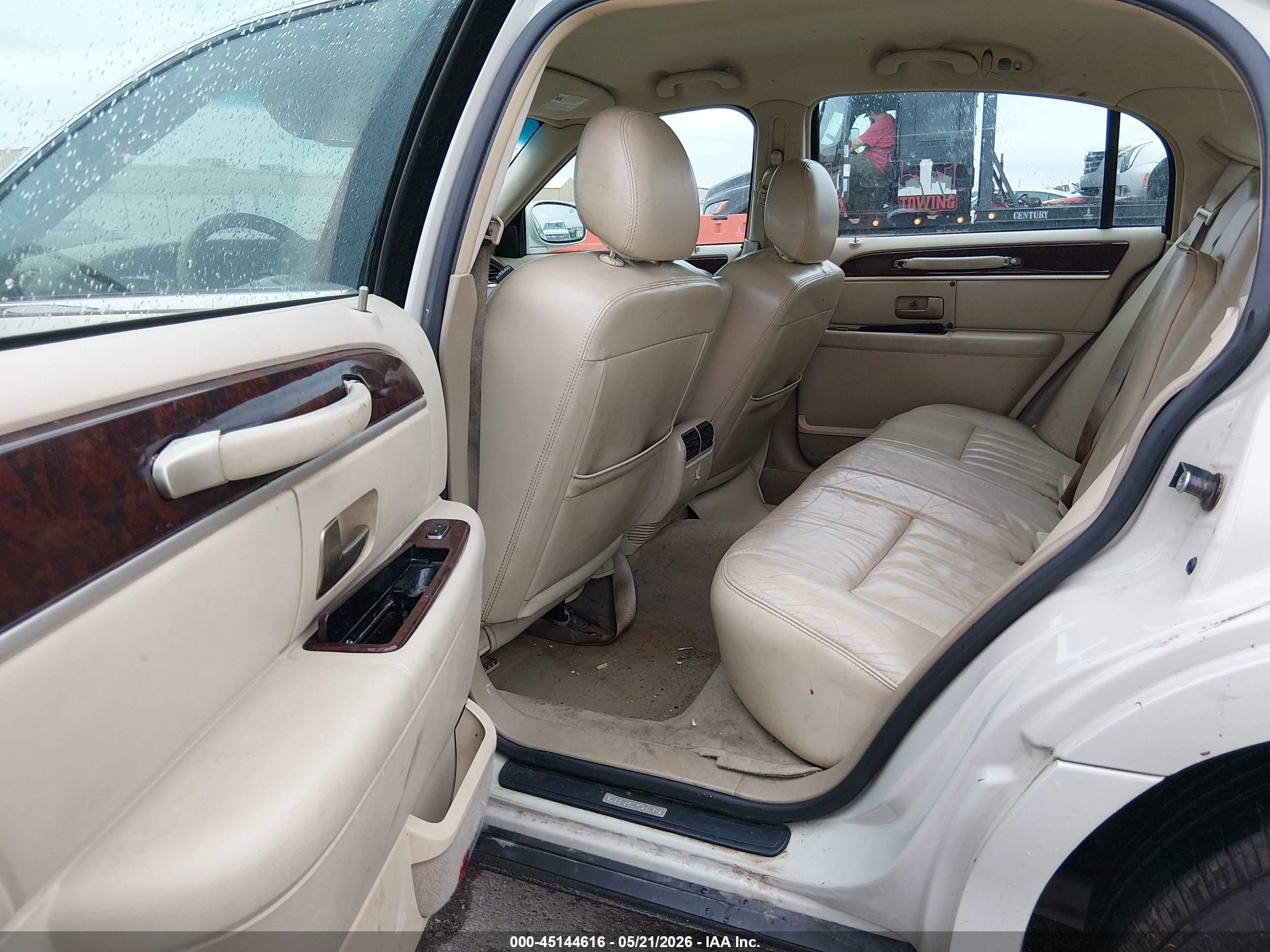 2007 Lincoln Town Car Signature White vin: 1LNHM81VX7Y617235