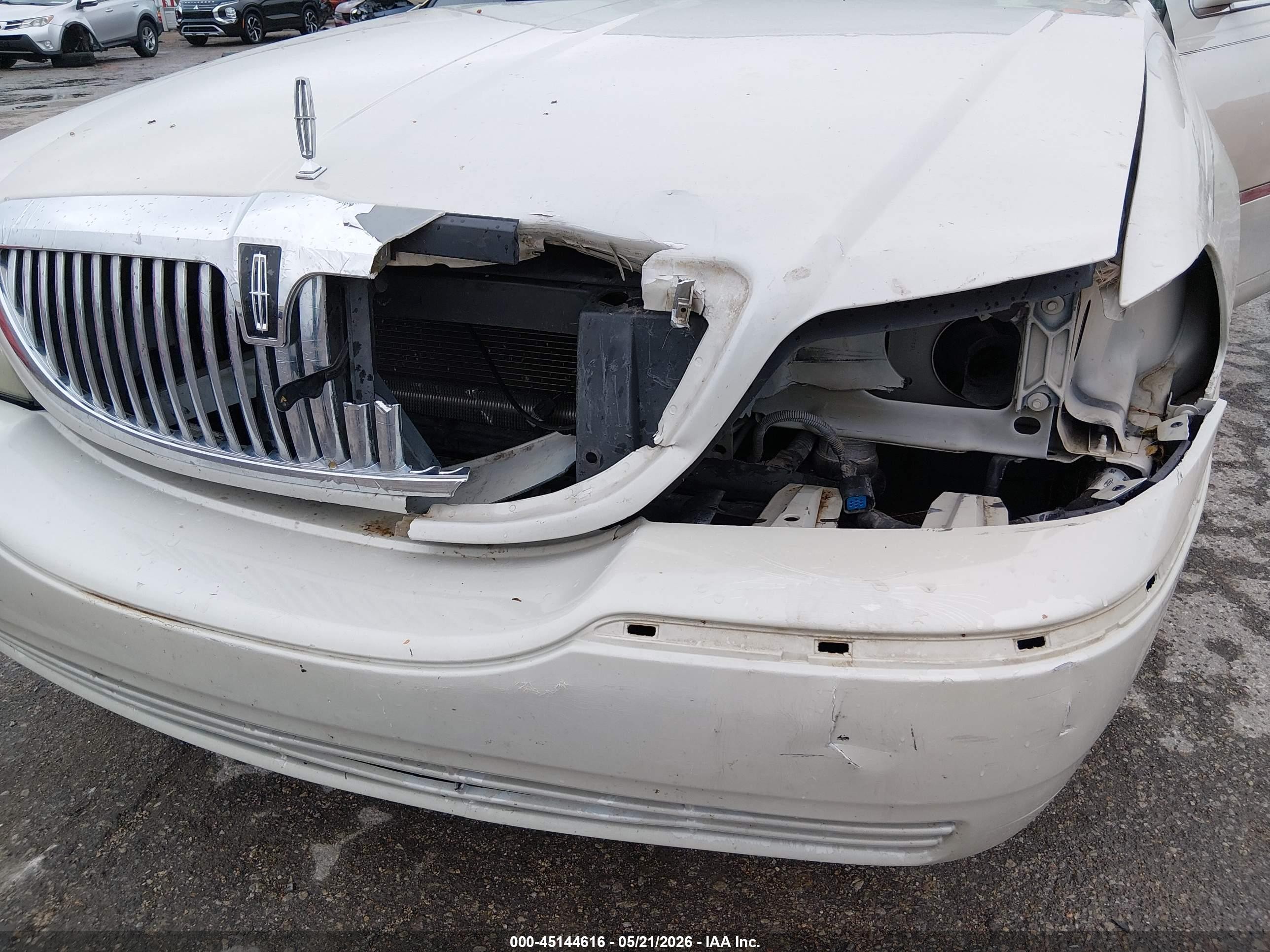 2007 Lincoln Town Car Signature White vin: 1LNHM81VX7Y617235