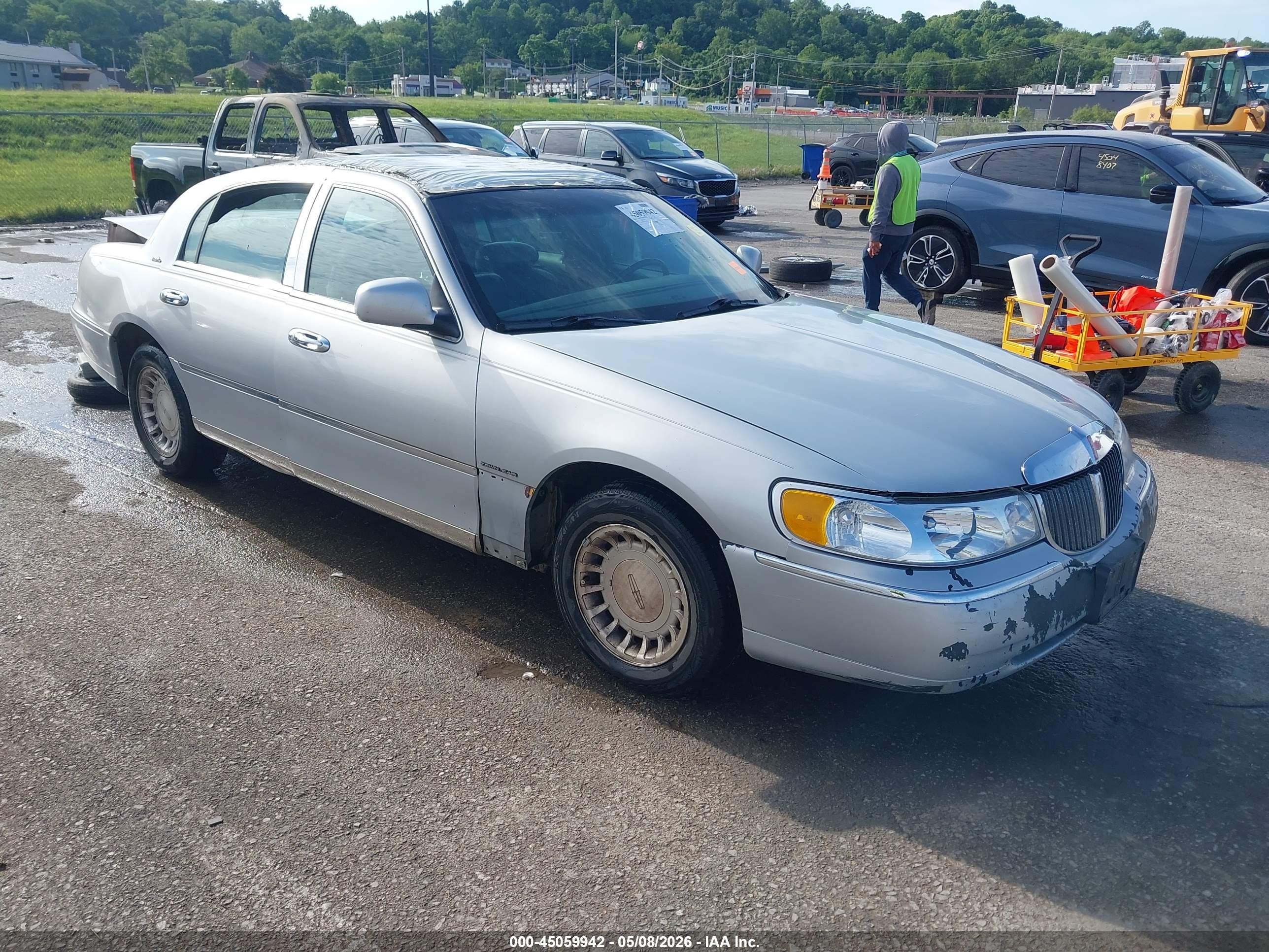 2001 Lincoln Town Car Executive Silver vin: 1LNHM81W01Y672910