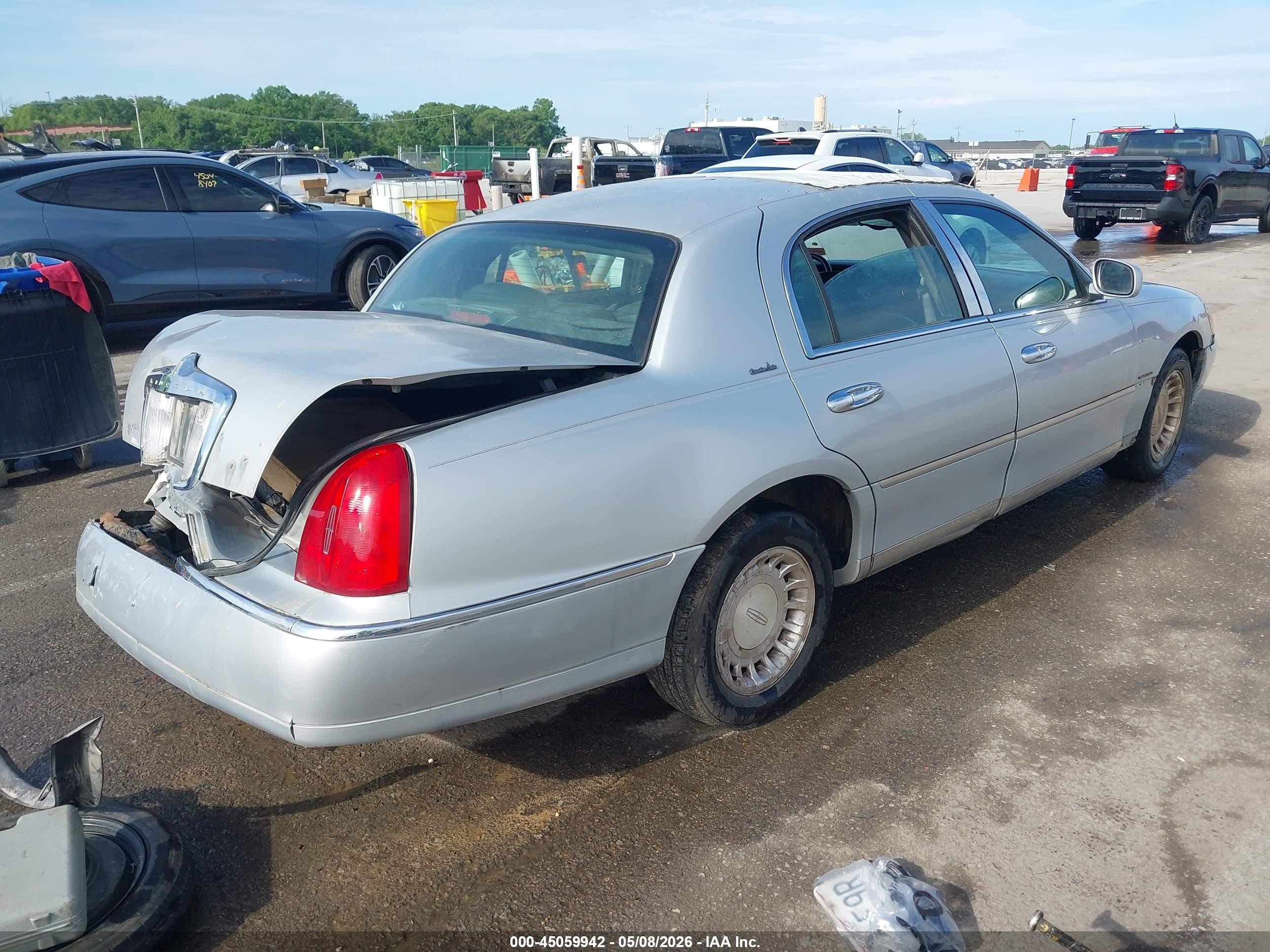 2001 Lincoln Town Car Executive Silver vin: 1LNHM81W01Y672910