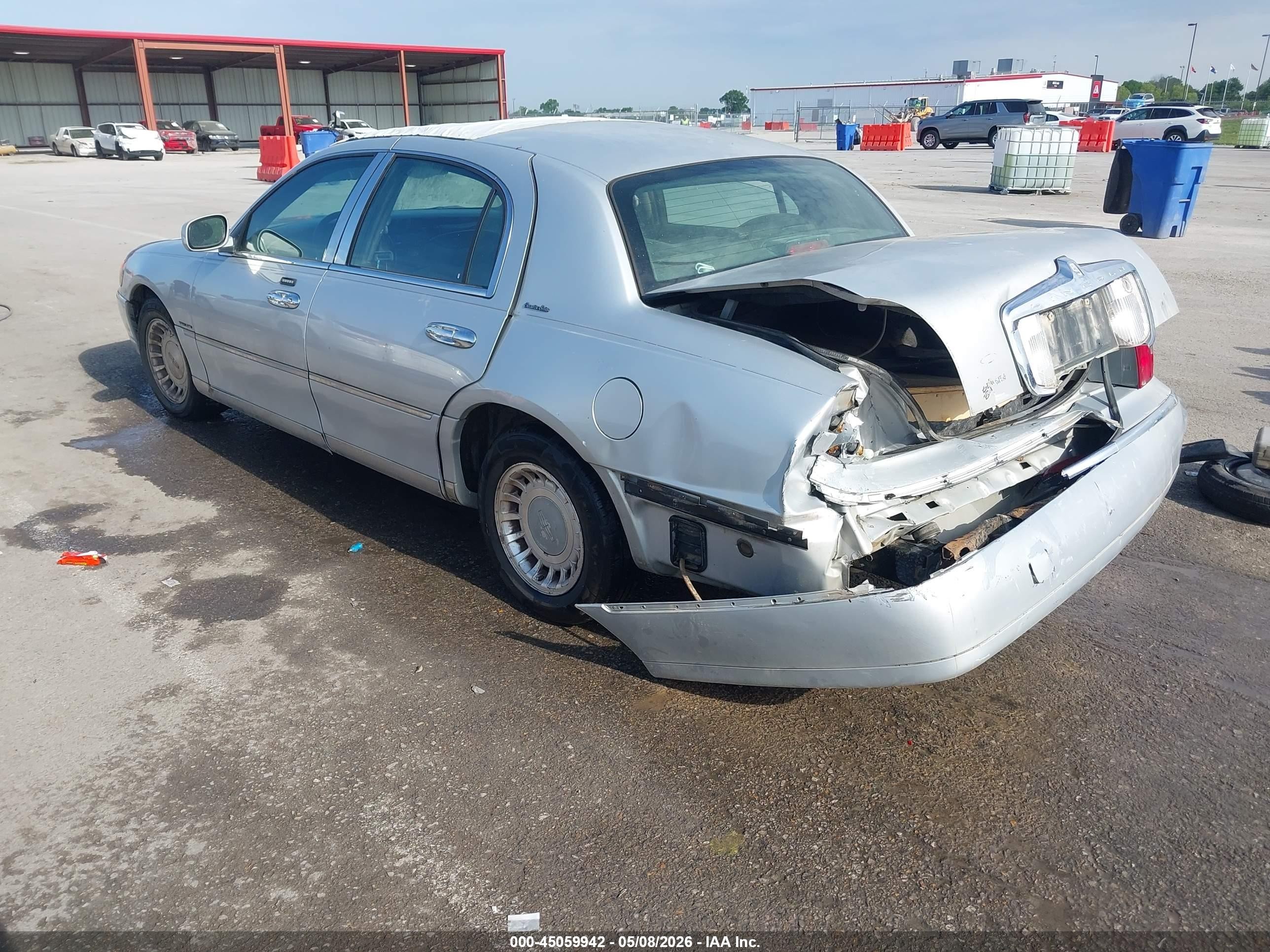 2001 Lincoln Town Car Executive Silver vin: 1LNHM81W01Y672910