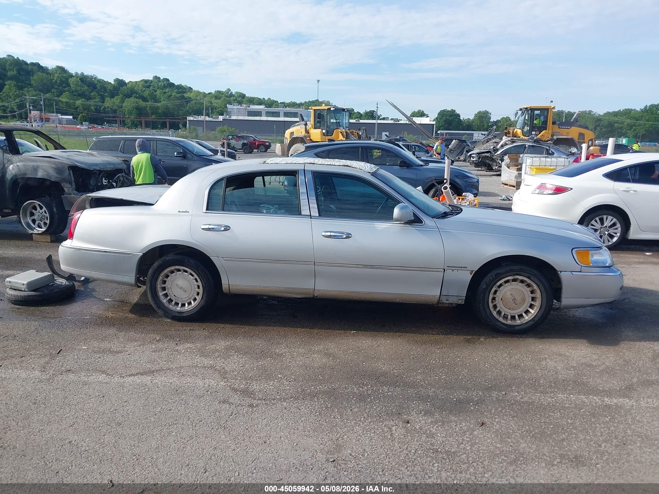 2001 Lincoln Town Car Executive Silver vin: 1LNHM81W01Y672910