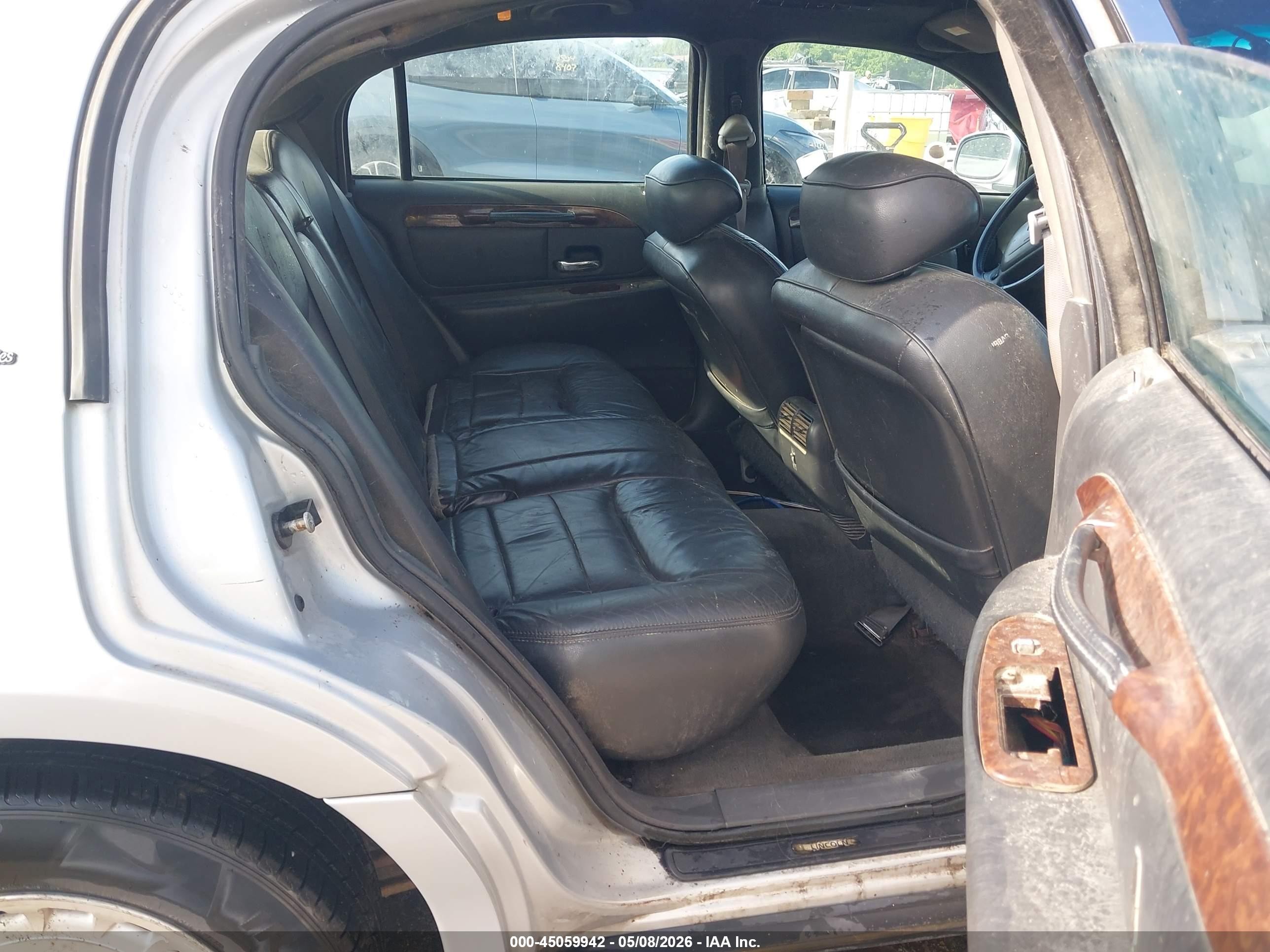 2001 Lincoln Town Car Executive Silver vin: 1LNHM81W01Y672910