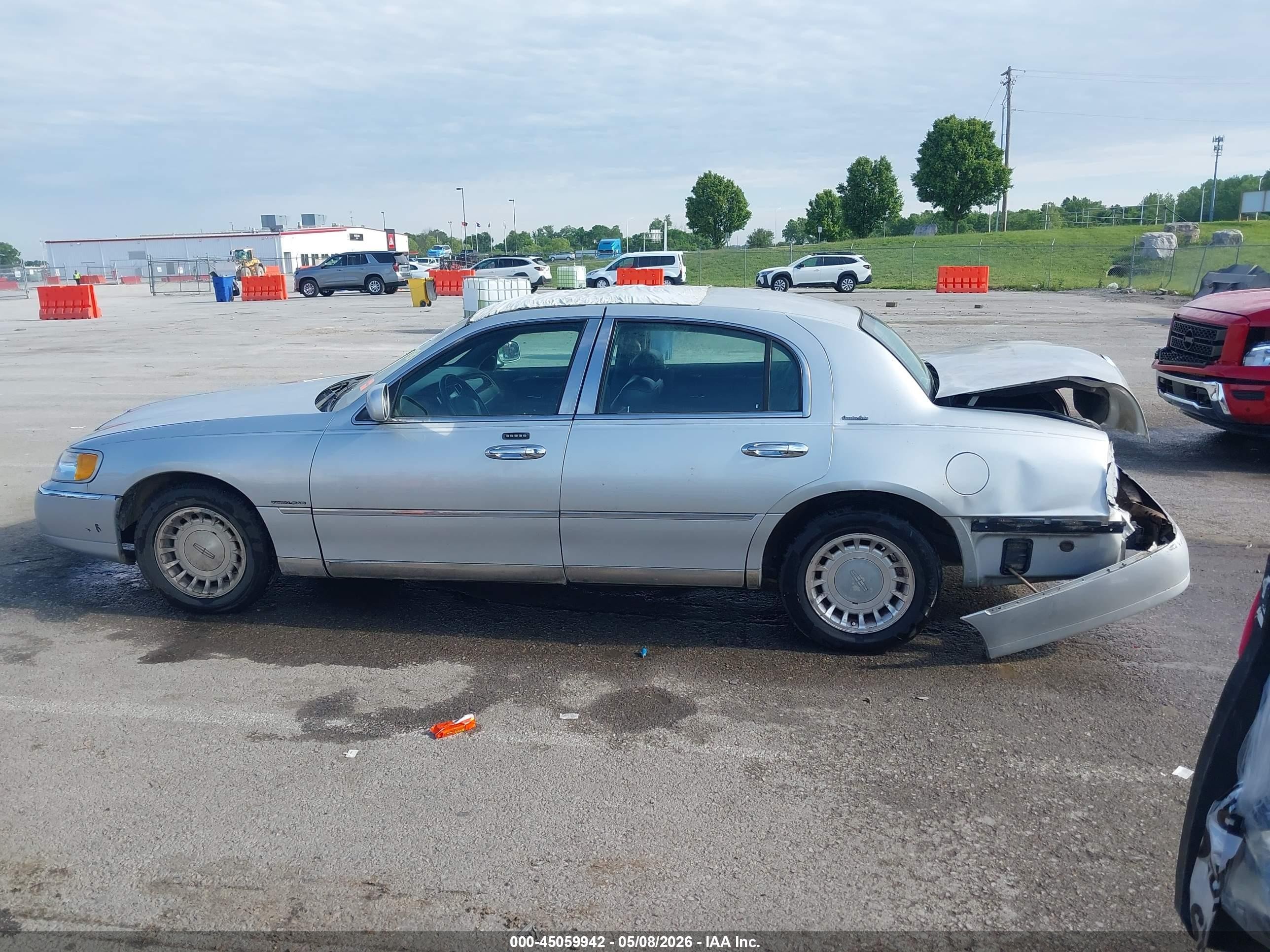 2001 Lincoln Town Car Executive Silver vin: 1LNHM81W01Y672910