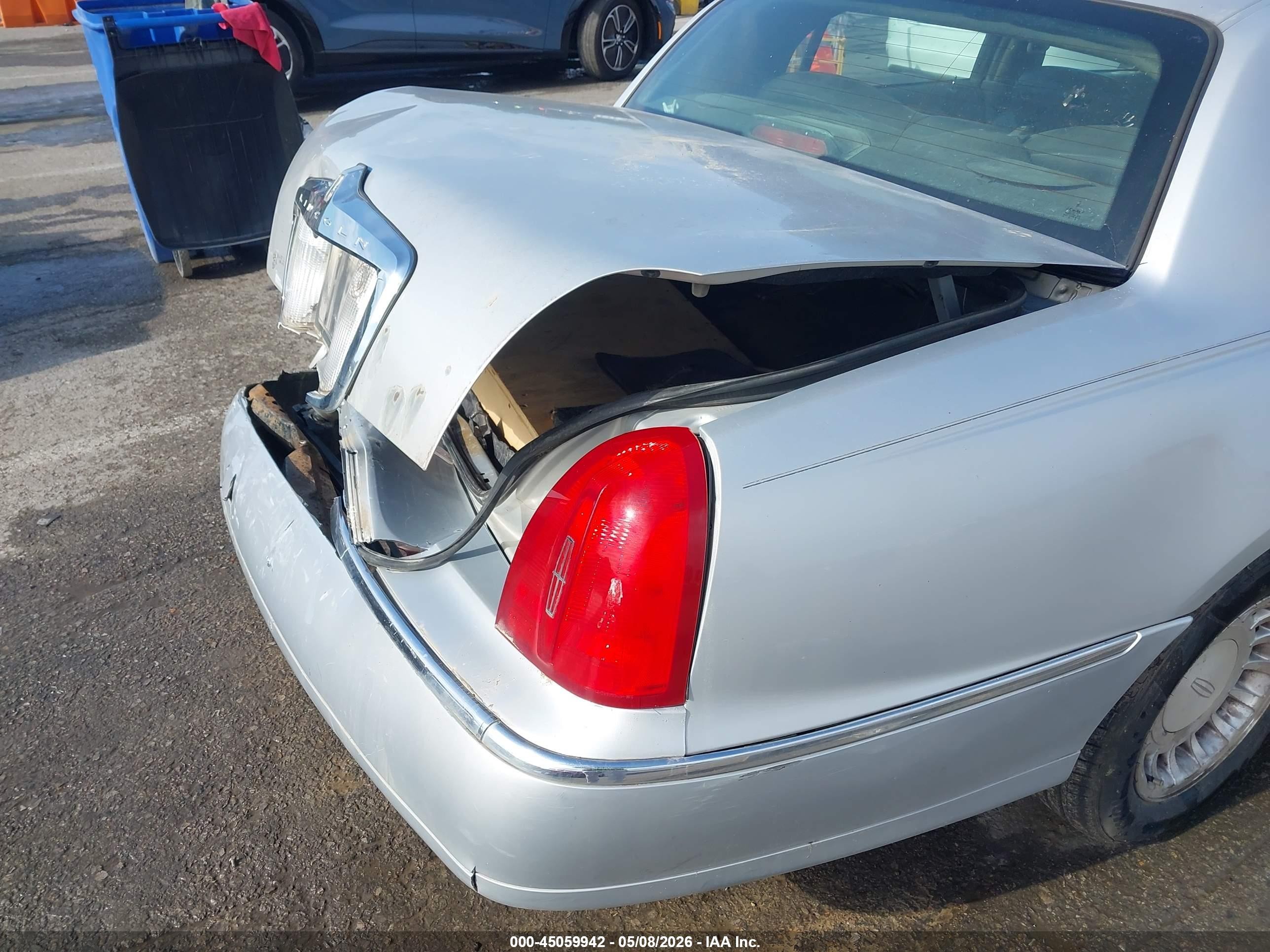 2001 Lincoln Town Car Executive Silver vin: 1LNHM81W01Y672910