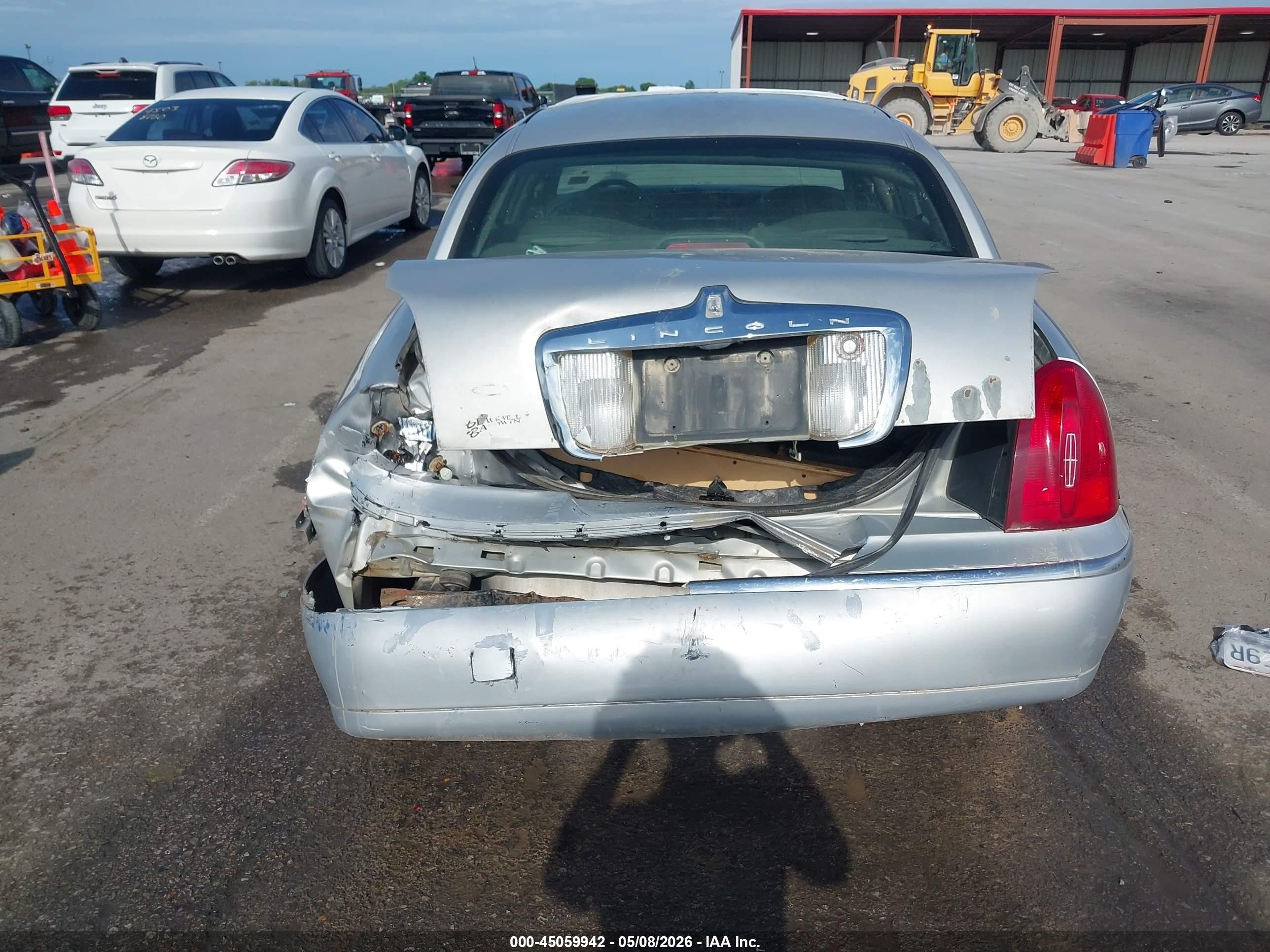 2001 Lincoln Town Car Executive Silver vin: 1LNHM81W01Y672910