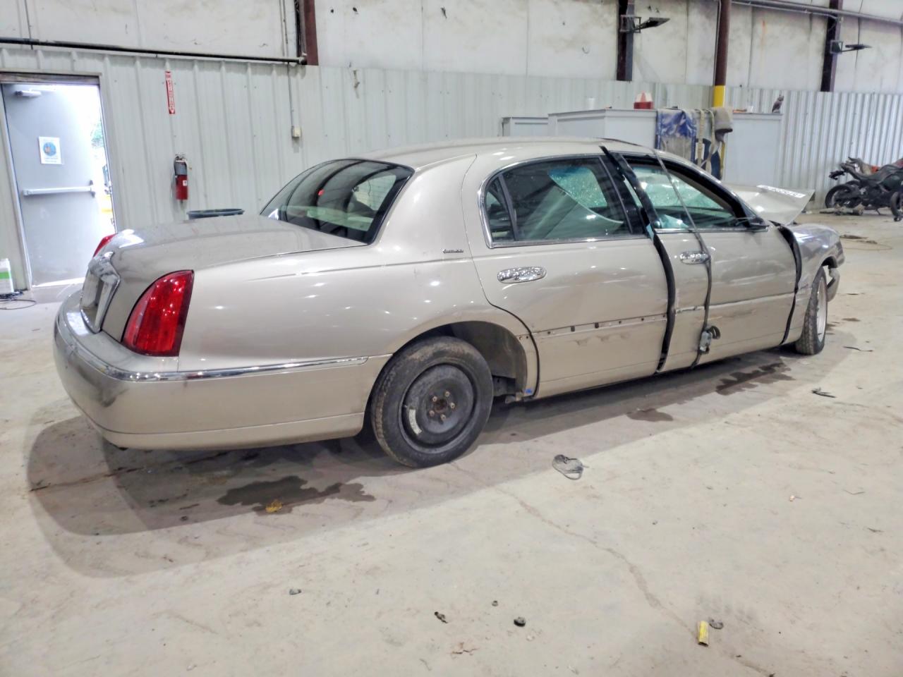 2001 Lincoln Town Car Executive Beige vin: 1LNHM81W01Y722611
