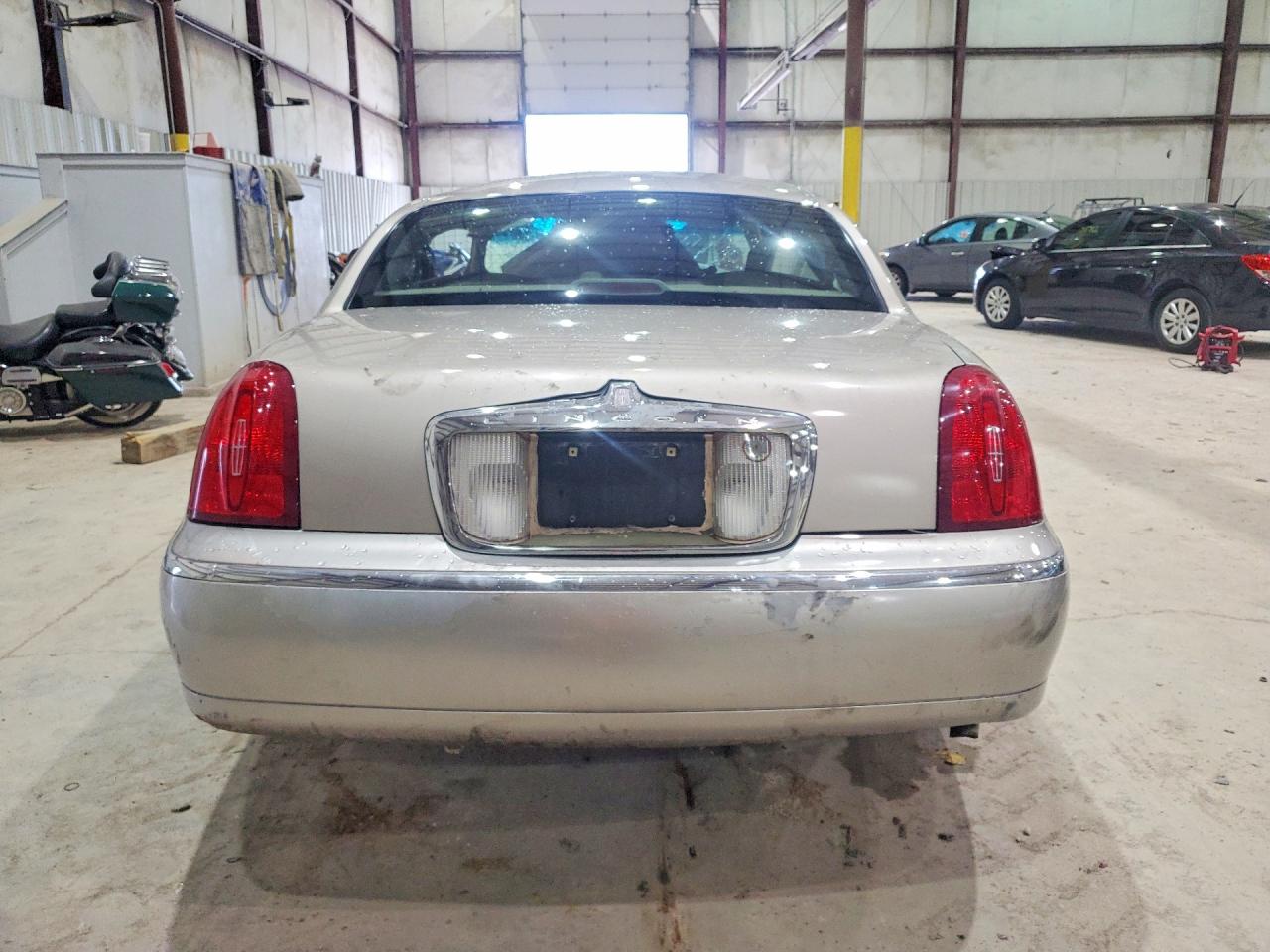 2001 Lincoln Town Car Executive Beige vin: 1LNHM81W01Y722611