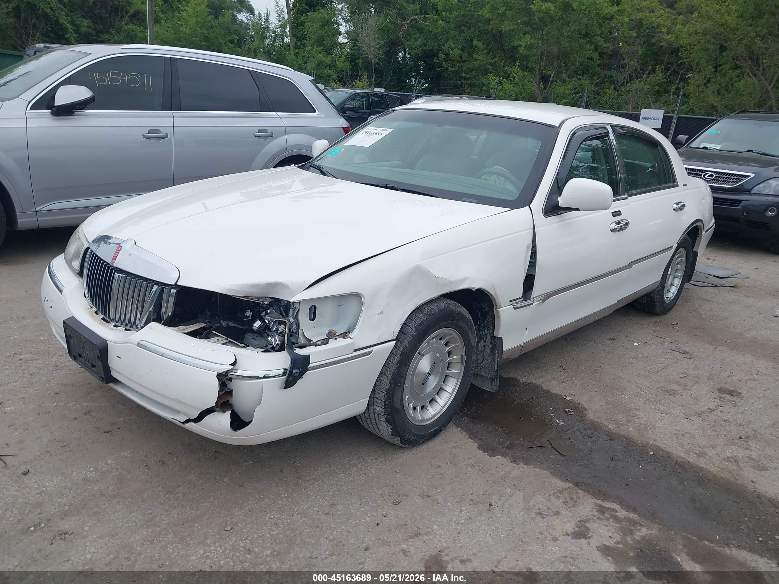 2002 Lincoln Town Car Executive White vin: 1LNHM81W02Y611445