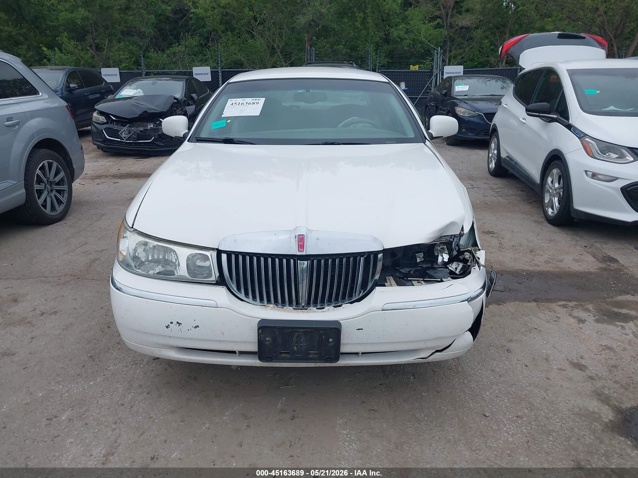 2002 Lincoln Town Car Executive White vin: 1LNHM81W02Y611445