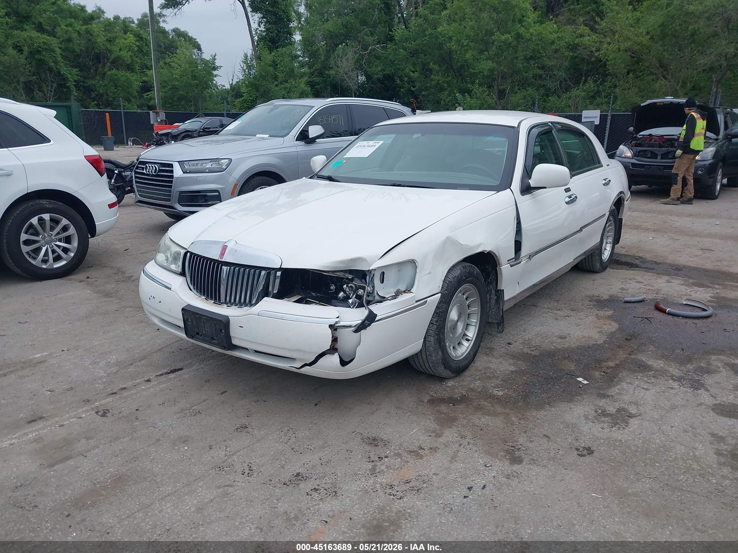 2002 Lincoln Town Car Executive White vin: 1LNHM81W02Y611445