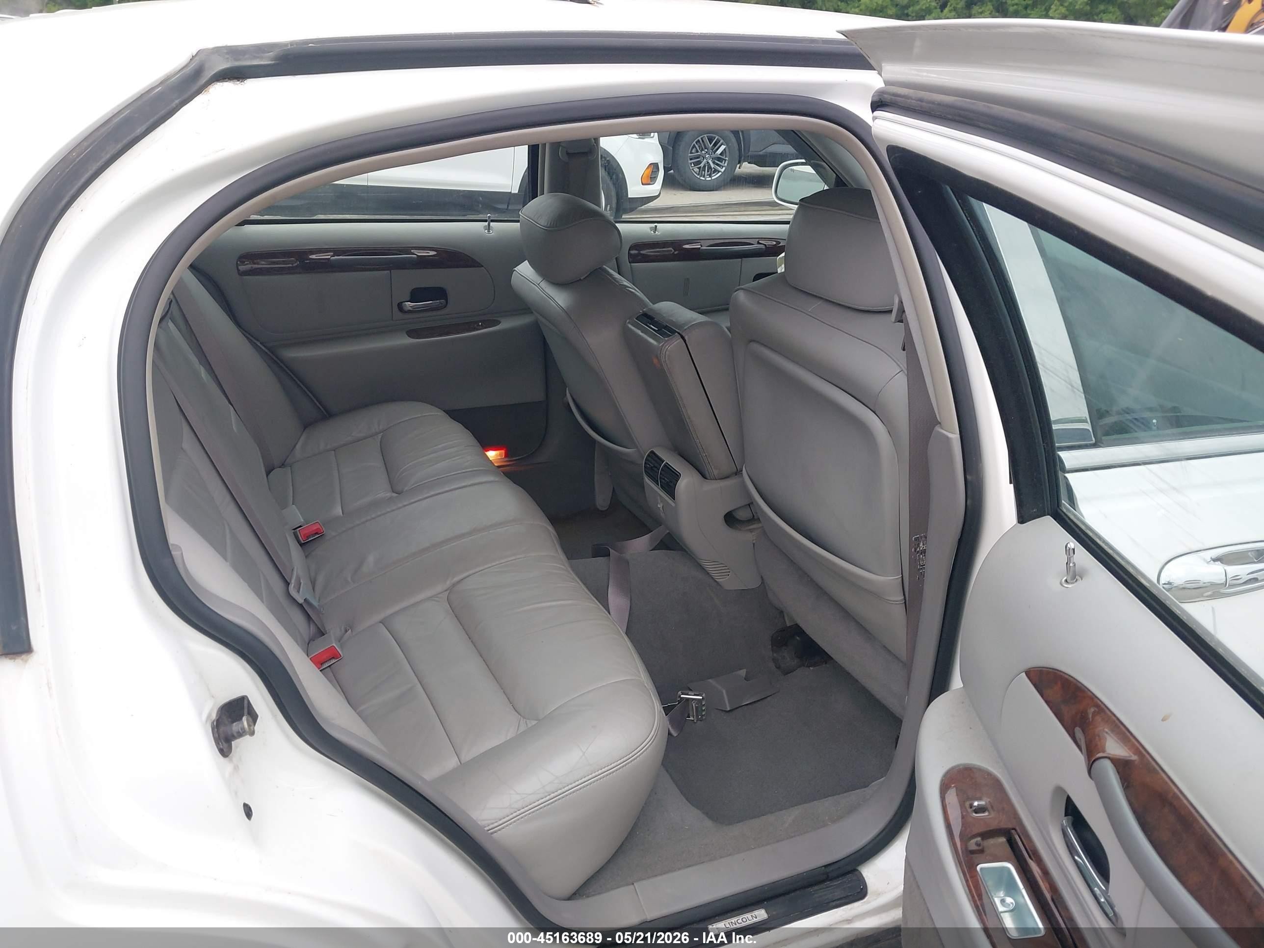 2002 Lincoln Town Car Executive White vin: 1LNHM81W02Y611445