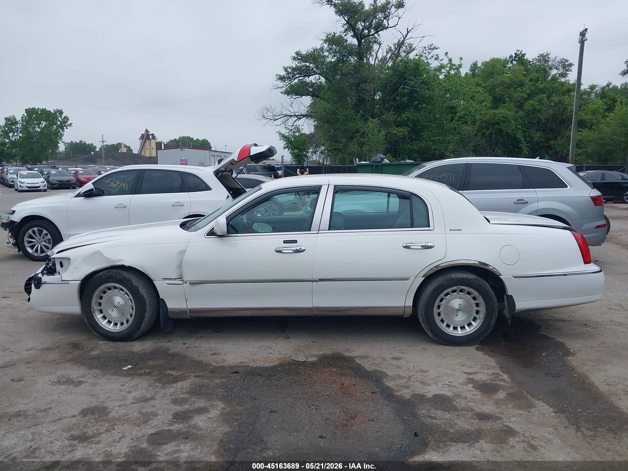 2002 Lincoln Town Car Executive White vin: 1LNHM81W02Y611445