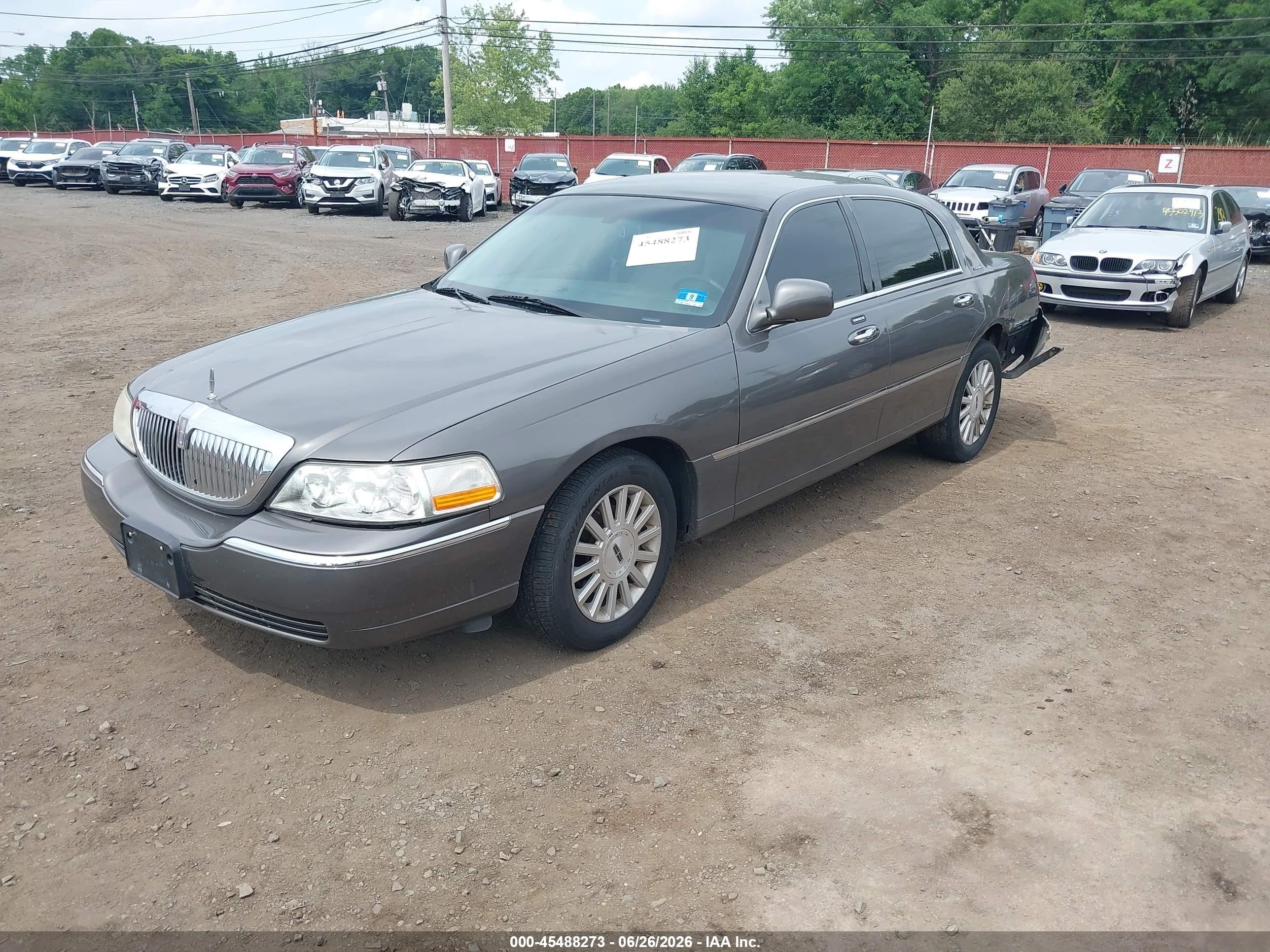 2003 Lincoln Town Car Executive Gray vin: 1LNHM81W03Y610510