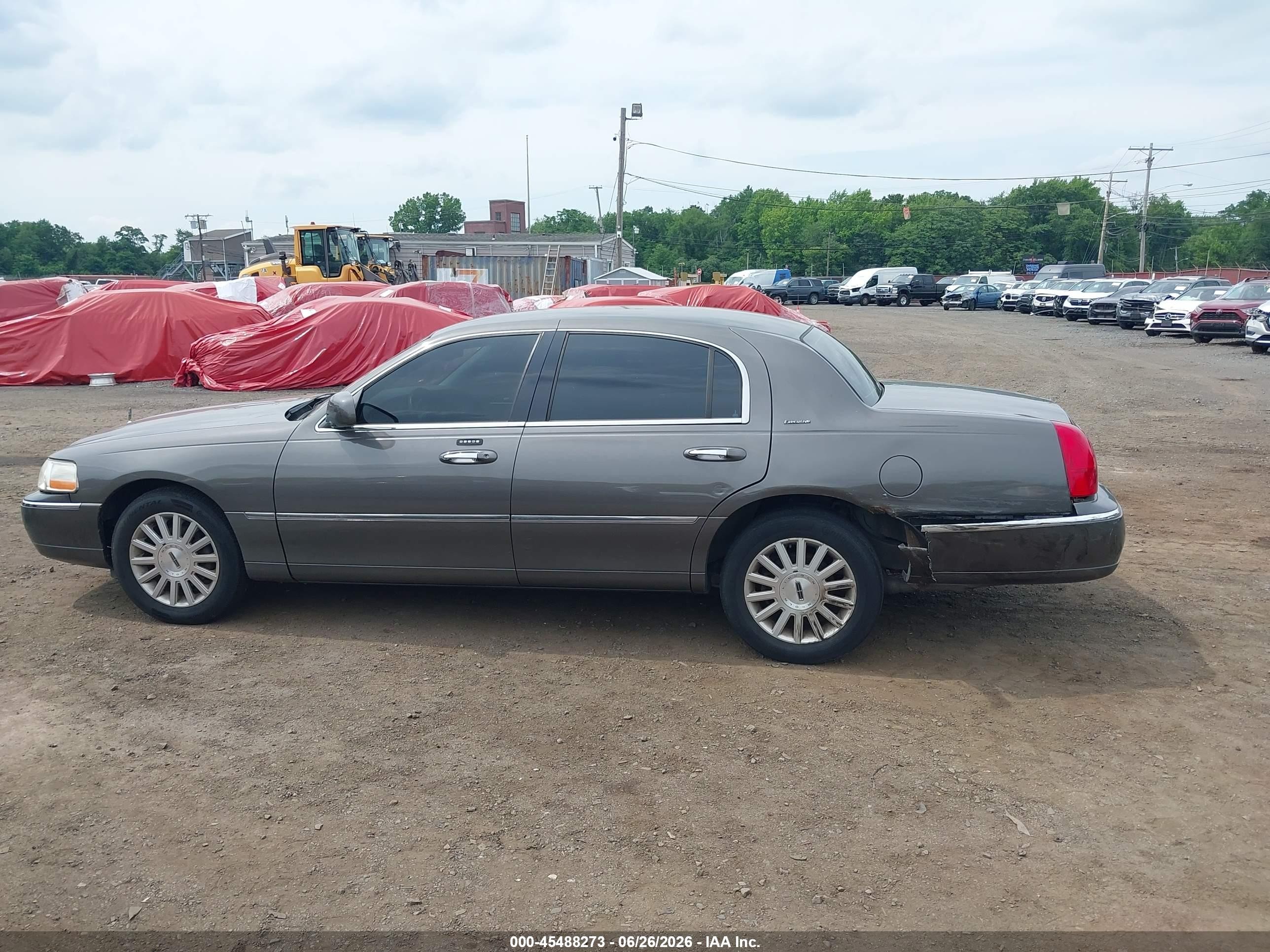 2003 Lincoln Town Car Executive Gray vin: 1LNHM81W03Y610510