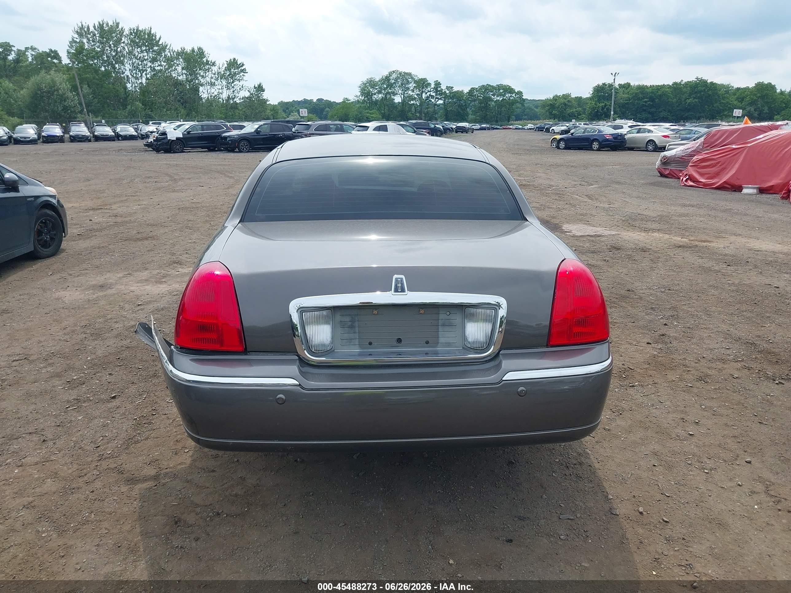 2003 Lincoln Town Car Executive Gray vin: 1LNHM81W03Y610510