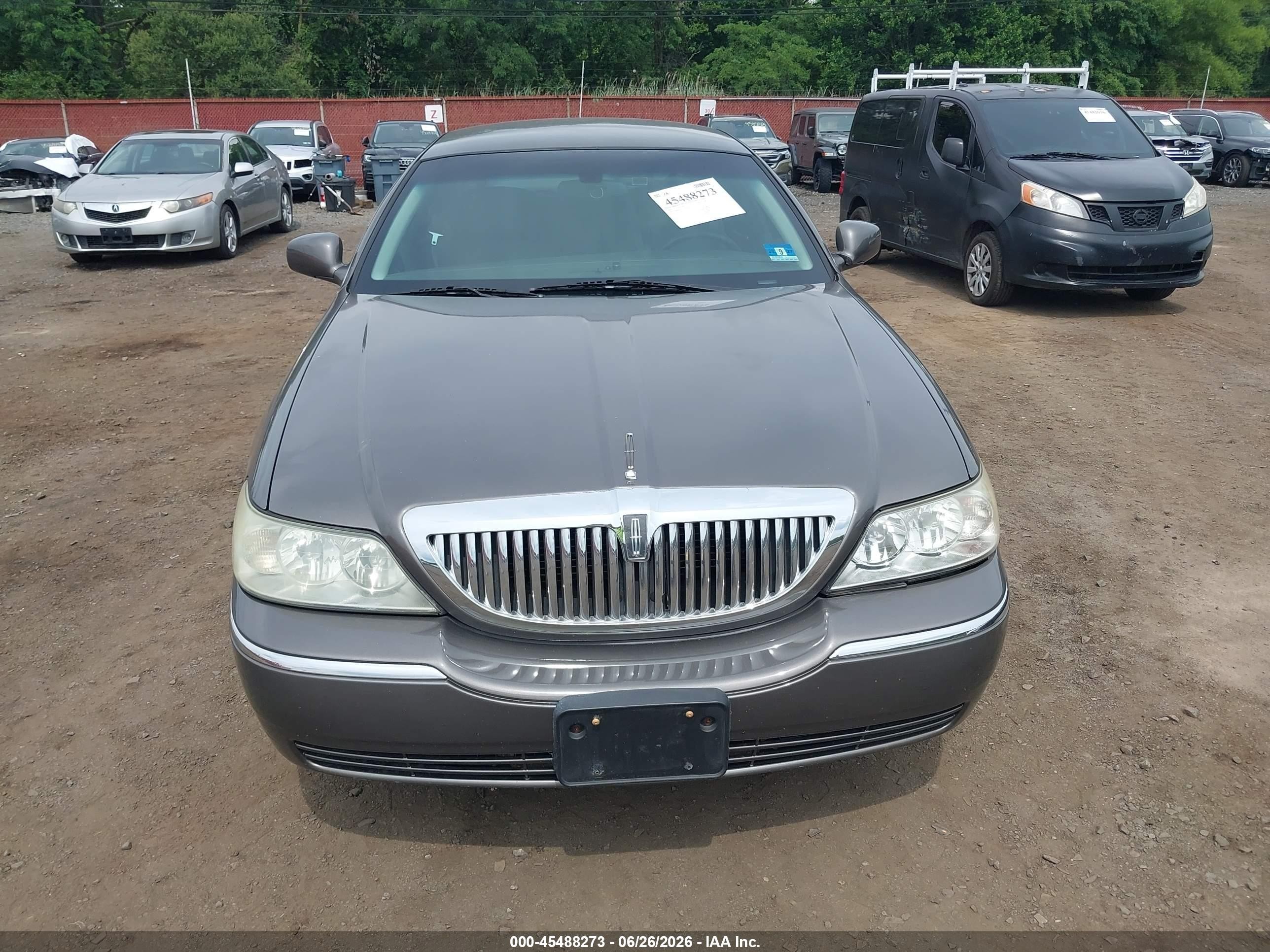 2003 Lincoln Town Car Executive Gray vin: 1LNHM81W03Y610510