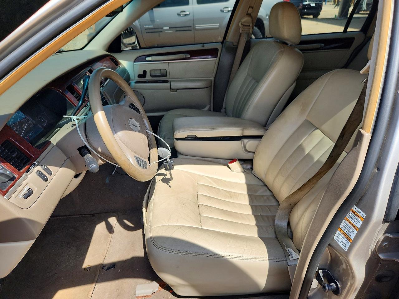 2003 Lincoln Town Car Executive Gold vin: 1LNHM81W03Y640851