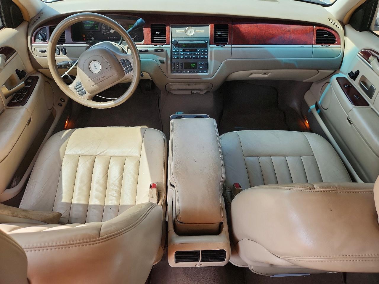 2003 Lincoln Town Car Executive Gold vin: 1LNHM81W03Y640851
