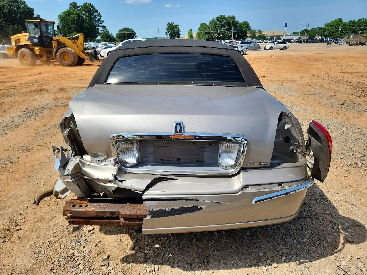 2003 Lincoln Town Car Executive Gold vin: 1LNHM81W03Y640851