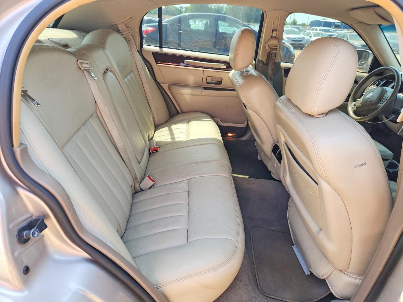 2003 Lincoln Town Car Executive Gold vin: 1LNHM81W03Y640851