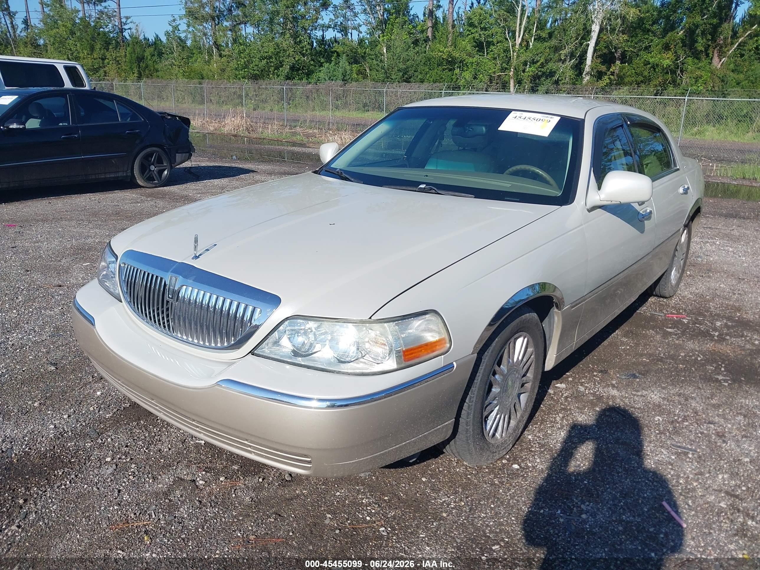 2004 Lincoln Town Car Signature Белый vin: 1LNHM81W04Y645601