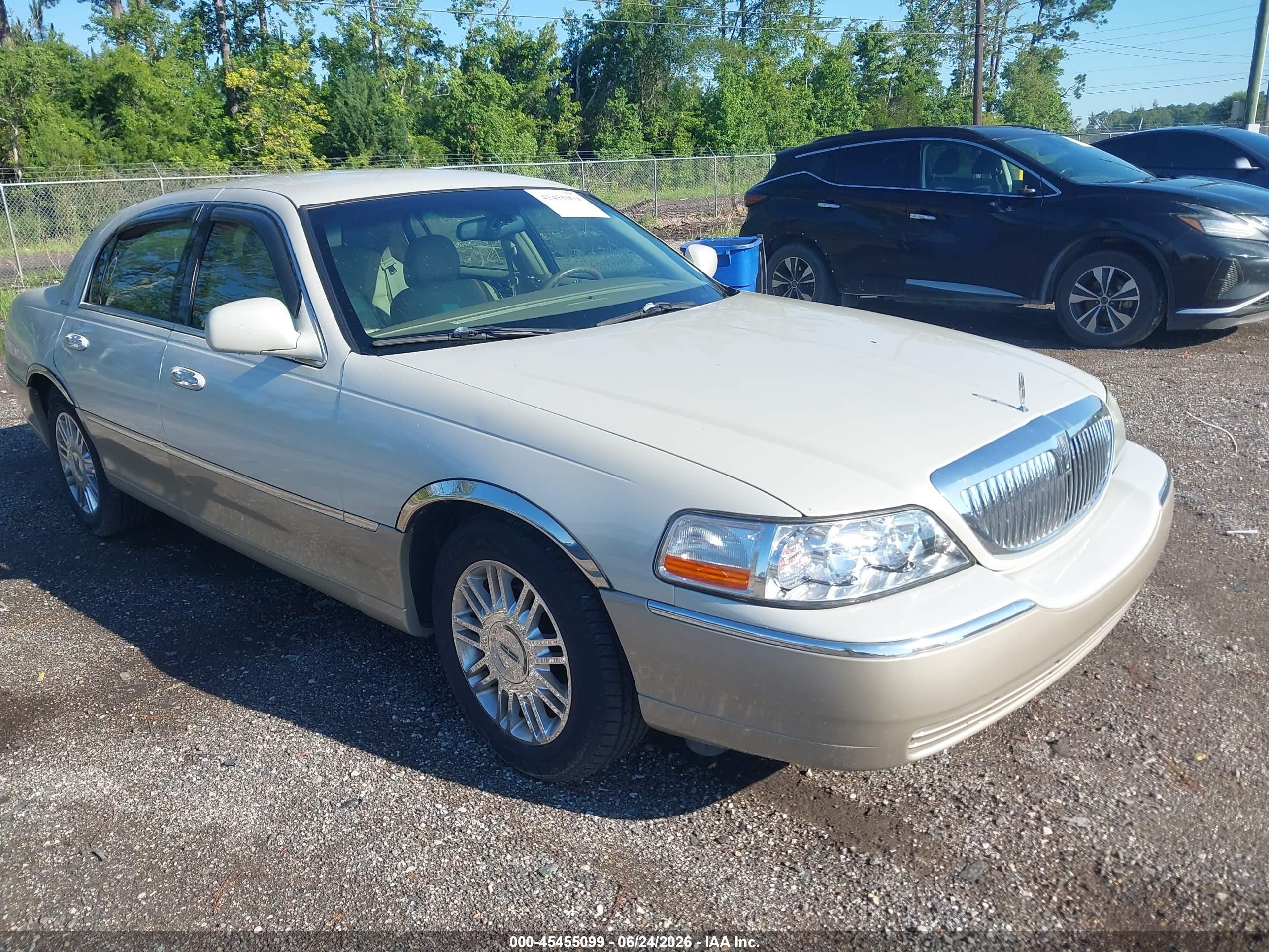 2004 Lincoln Town Car Signature White vin: 1LNHM81W04Y645601