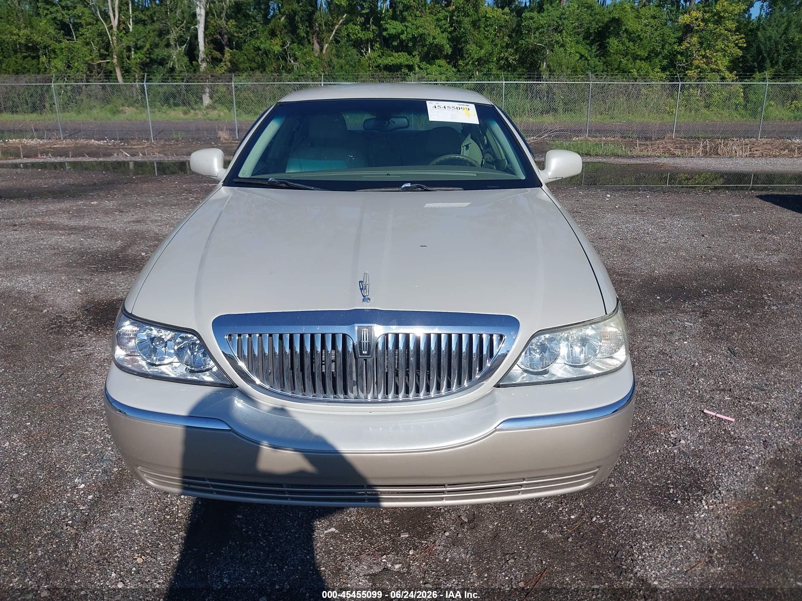 2004 Lincoln Town Car Signature Белый vin: 1LNHM81W04Y645601