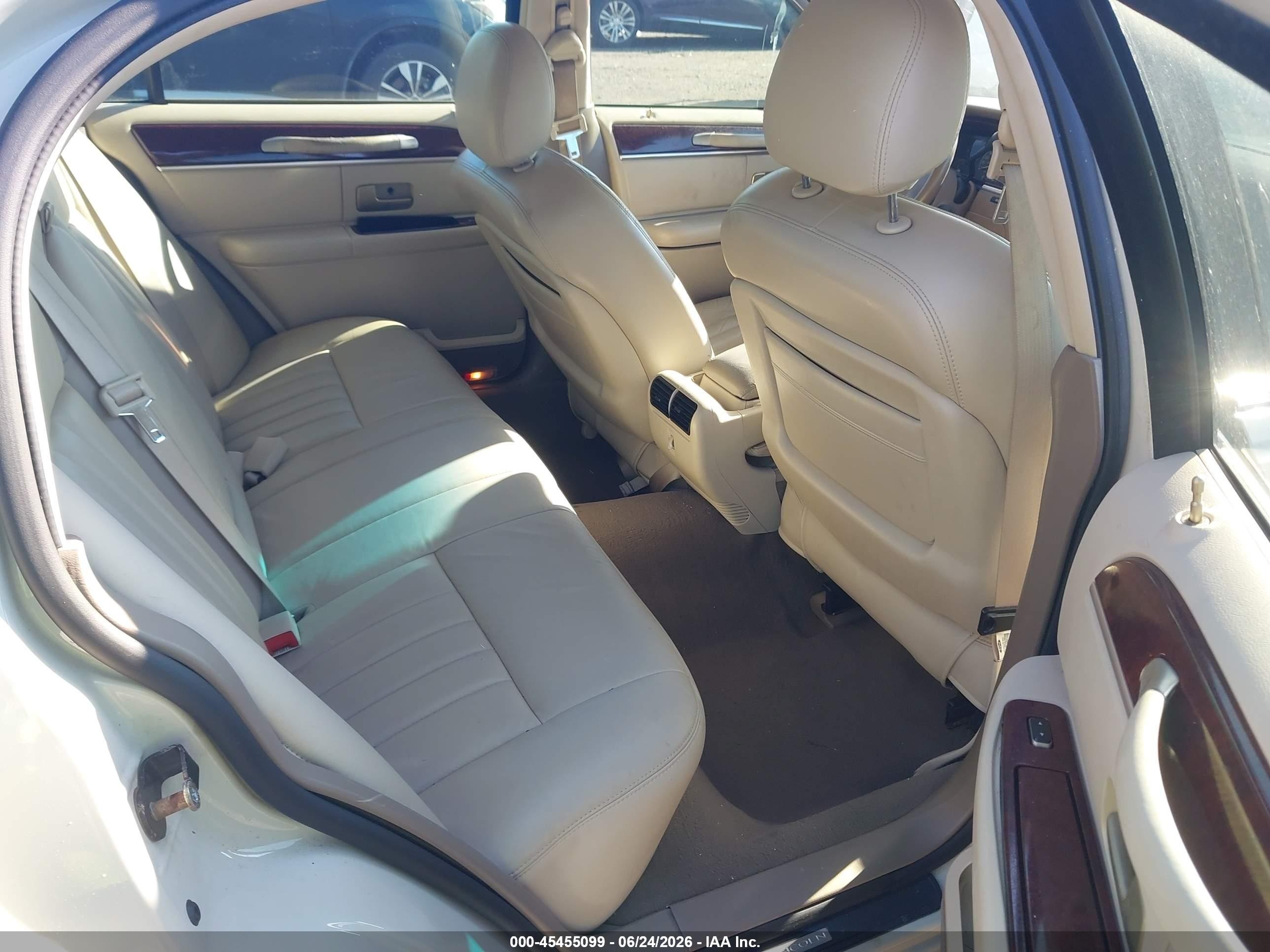 2004 Lincoln Town Car Signature Белый vin: 1LNHM81W04Y645601