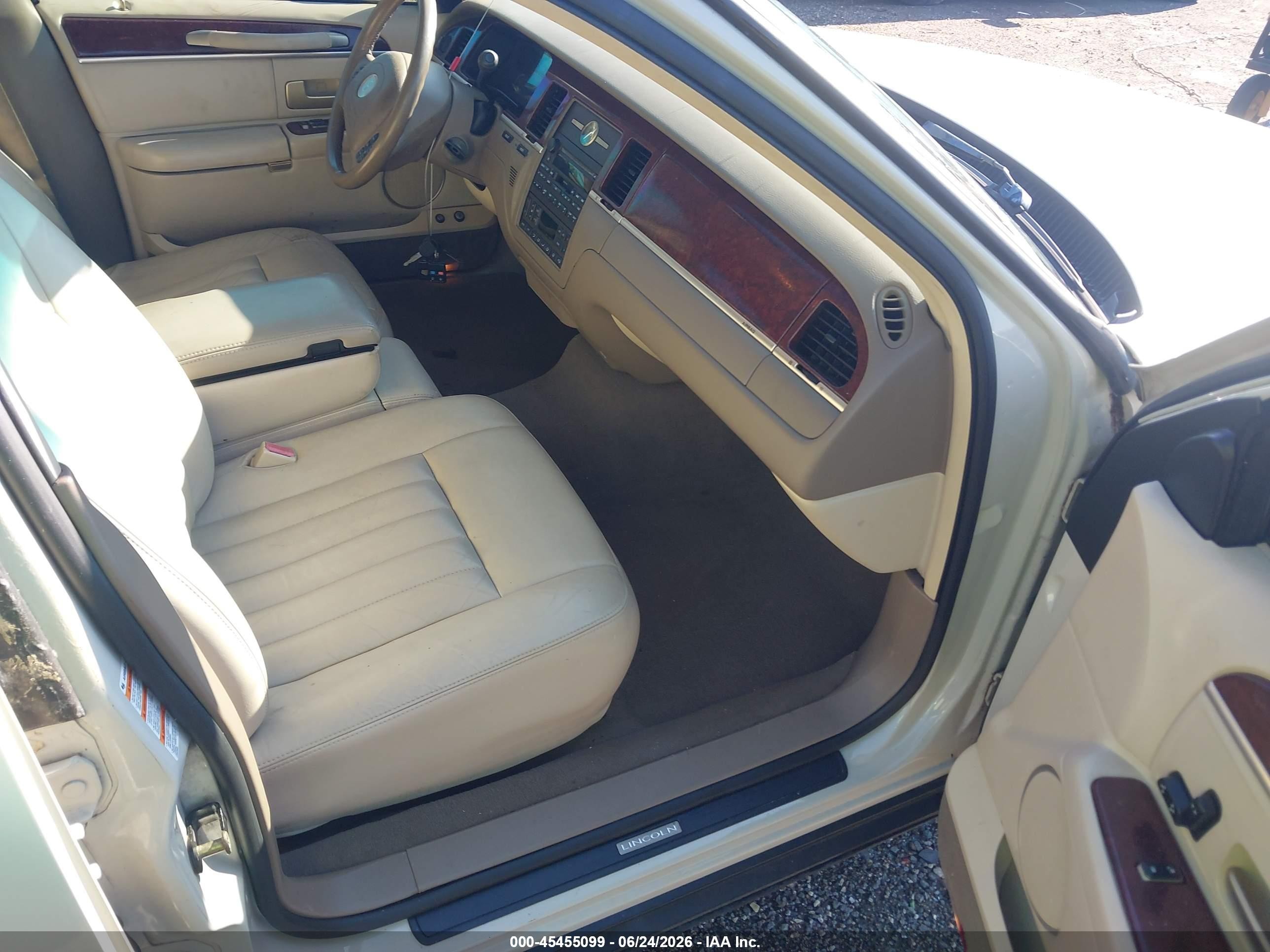 2004 Lincoln Town Car Signature Белый vin: 1LNHM81W04Y645601