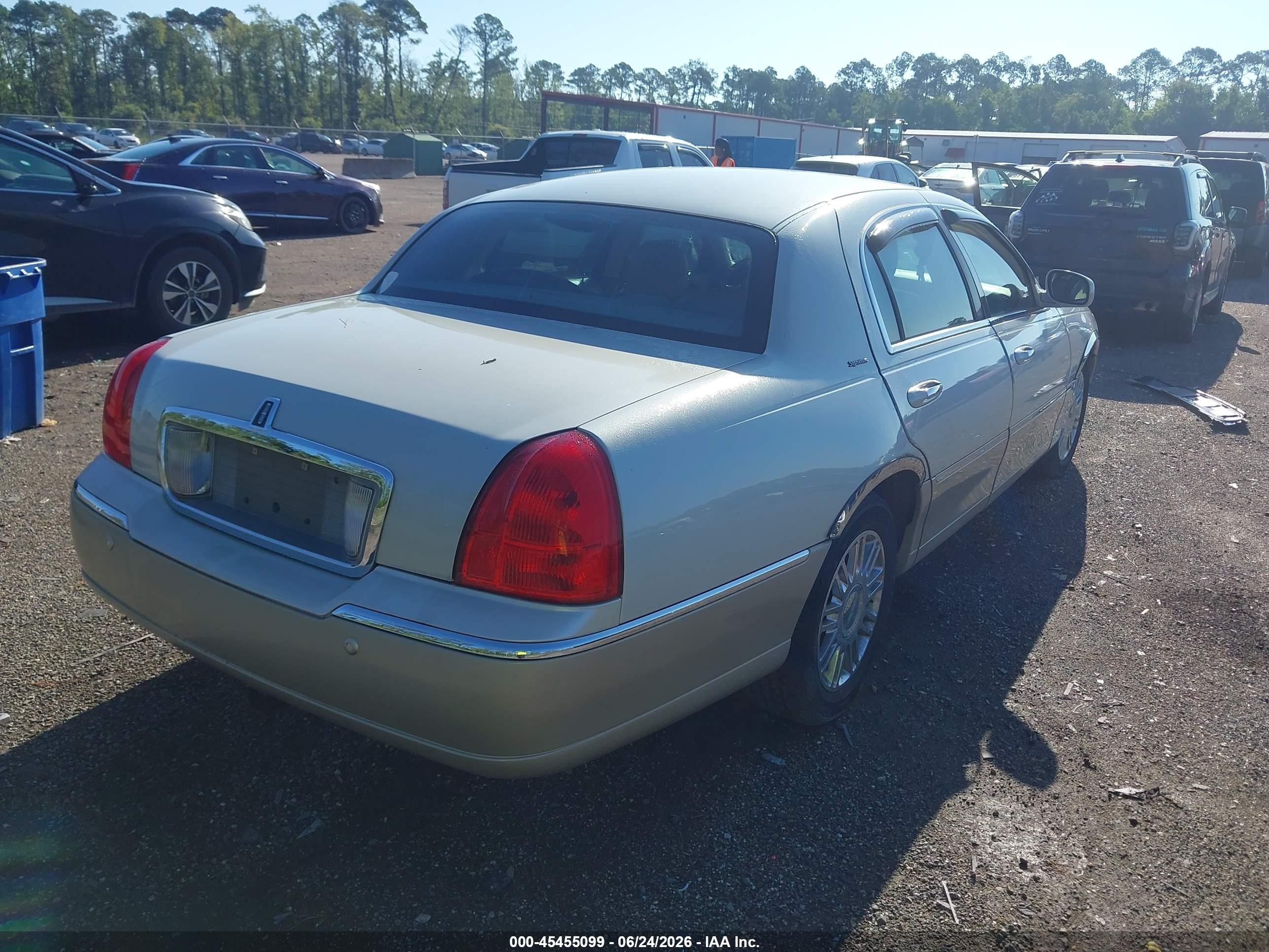 2004 Lincoln Town Car Signature Белый vin: 1LNHM81W04Y645601