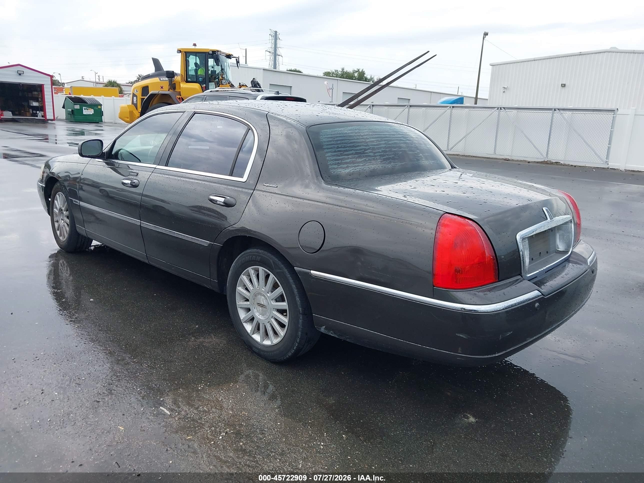 2005 Lincoln Town Car Signature Gray vin: 1LNHM81W05Y608615